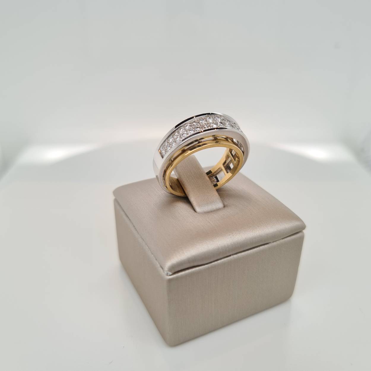 Prachtige 14krt bicolor gouden ring met diamant, 0,50crt F VSi. De maat van de ring is 53 (17). Heeft u een andere ringmaat, neem dan gerust contact met ons op.