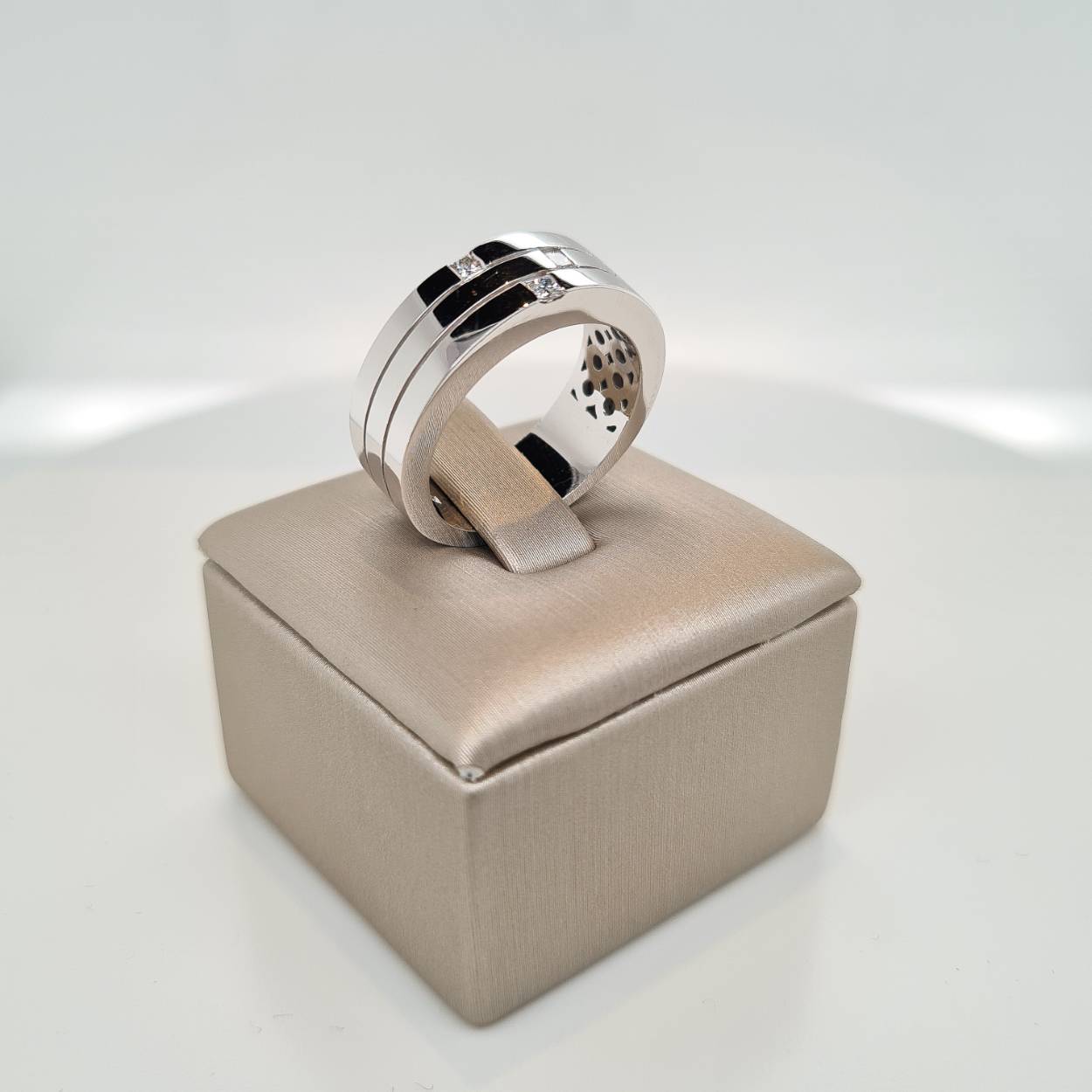 Prachtige 14krt witgouden damesring met diamant 0,15crt G VVSI. De maat van de ring is 55 (17 1/2). Heeft u een andere maat neem dan gerust contact met ons op.