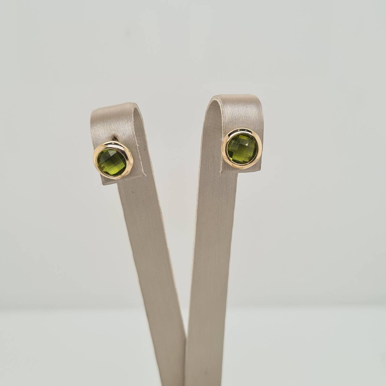 Prachtige 14 karaat gouden oorknopjes met green tormaline. 