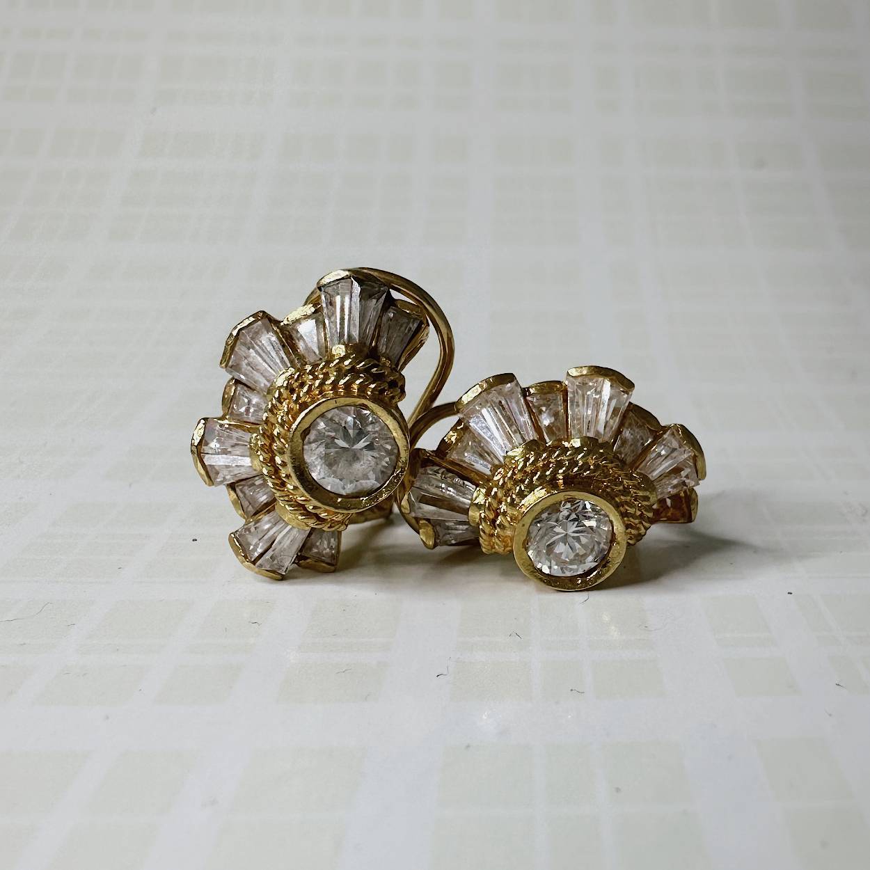 Prachtige geelgouden oorknoppen met de ultieme vintage look! De oorknoppen zijn voorzien van 17 zirkonia in een baguette geslepen vorm met 2 zirkonia briljant geslepen. Verder heeft deze set oorbellen een scharniersluiting waardoor deze extra goed blijven zitten.