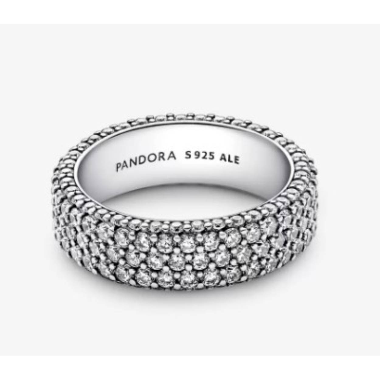 Maximaliseer je glans met onze hand-finished Pandora Timeless driedubbele rij pavé ring. Onze hand-finished sterlingzilver Pandora Timeless driedubbele rij pavé ring heeft drie rijen transparante zirkonia rond het midden en één rij naar buiten gericht rond elke kant. Hierdoor ontstaat een licht afgerond vierkant profiel dat vanuit elke hoek sprankelt. Draag alleen of gestapeld met andere Timeless Pavé ringen voor een look die net zo opvallend is als jij wilt.