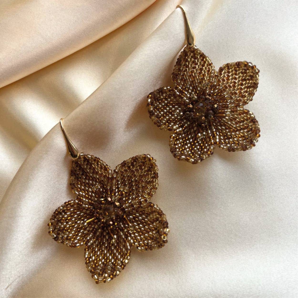 Grote bloemen oorbellen die je look laten bloeien! Deze 'gouden' bloemen oorbellen zijn een perfecte mix van elegantie en speelsheid, waardoor ze een must-have accessoire zijn voor elke fashionista. 
Lengte oorbel: 8 cm
Breedte oorbel: 6 cm
Gewicht: 11 gram per oorbel
