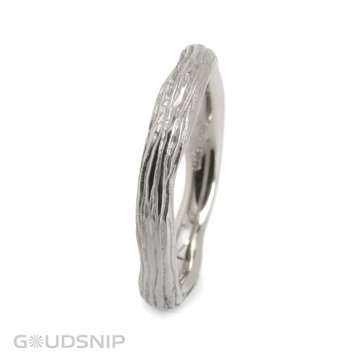 Handmade witgouden ring. Nature inspired. Handgemaakt in ons atelier. Deze ring is ook verkrijgbaar in geelgoud, roségoud en zilver. 