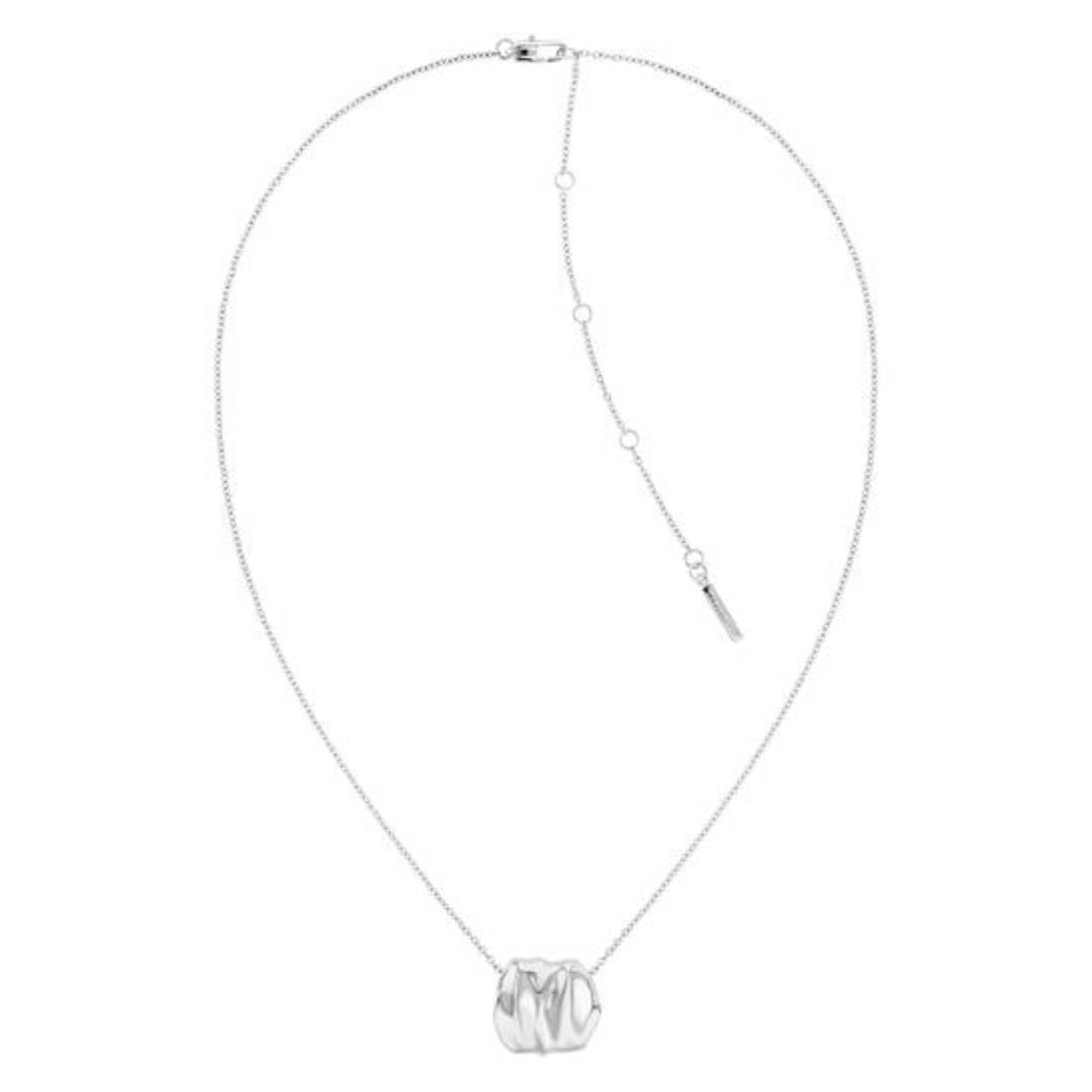 Calvin Klein CJ35000638 Dames Ketting Staal 
Deze stalen dames ketting van Calvin Klein met nr CJ35000638 heeft een aparte uitstraling. De zilverkleurige ankerschakel ketting heeft een sculpturele hanger. De ketting heeft meerdere tussenogen waardoor hij op verschillende lengtes te dragen is en sluit met een karabijnslot. De totale lengte van deze ketting is 55cm. Leuk te combineren met andere sieraden uit de serie van Calvin Klein.

OVER CALVIN KLEIN
Calvin Klein is een wereldwijd lifestylemerk dat gewaagde, vooruitstrevende idealen en een verleidelijke, vaak minimalistische, esthetiek nastreeft. Calvin Klein werd groot in de jaren 70 door haar mode- en merkjeans collecties. In de jaren 80 lanceerde Calvin Klein haar spraakmakende ondergoed dat uitdrukkelijk van logo ’s voorzien was. Vanwege het grote succes is het merk ook succesvol uitgerold in Accessoires, Parfums, Home, Brillen, Golf, Horloges en Sieraden.
Sinds de oprichting in 1968 door Calvin Klein, heeft het merk haar reputatie opgebouwd als leider in de Amerikaanse mode, dankzij een cleane esthetiek en innovatieve ontwerpen. Calvin Klein wil haar publiek verleiden en inspireren door middel van provocerende beelden en opvallende ontwerpen die prikkelen. 

SPECIFICATIES:
- Stalen dames ketting
- Ketting 55cm
- Zilverkleurig
- Glimmend