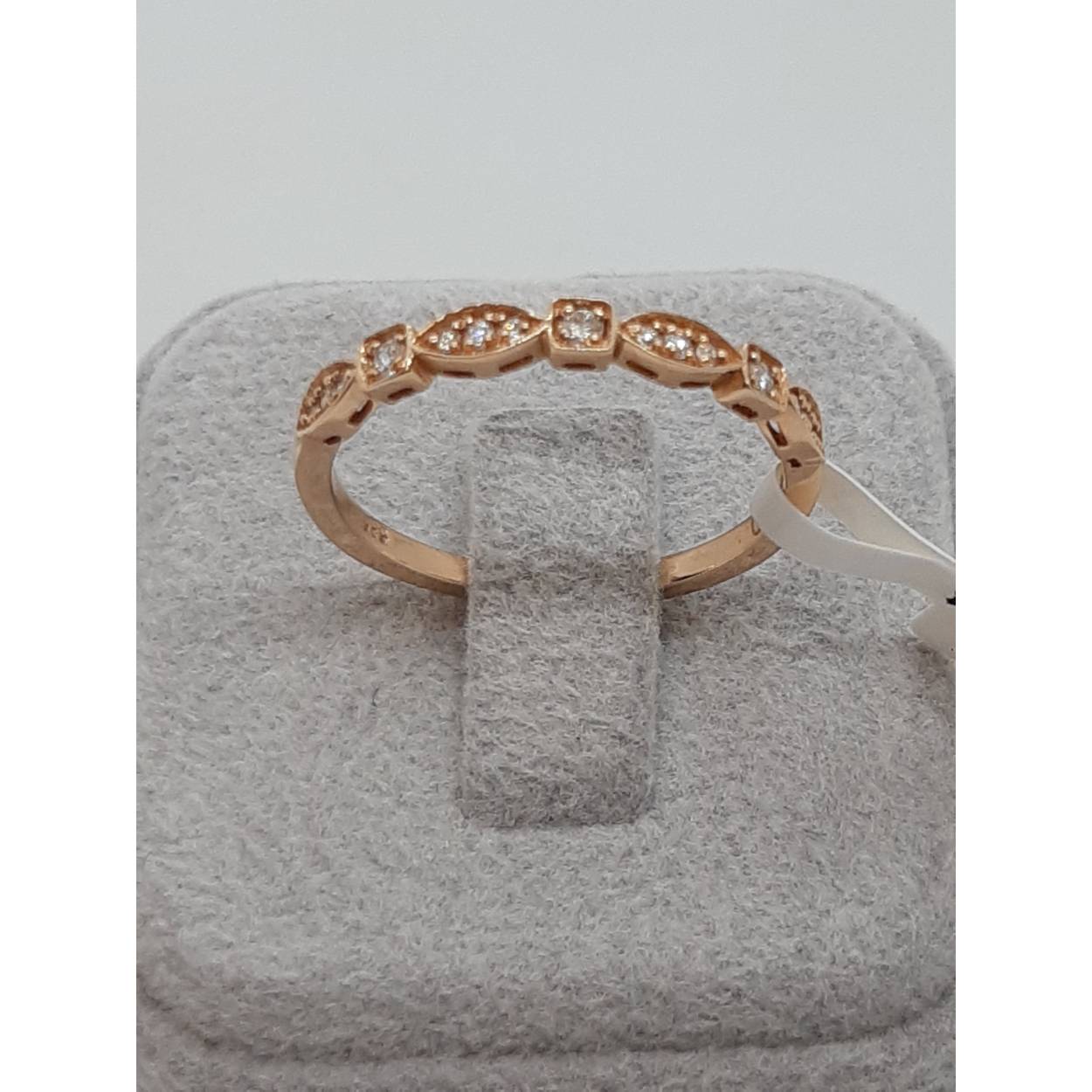 Dit prachtige diamanten ringmodel BREA-0002841 heeft een elegant ontwerp met 15 ronde SI1 zuiverheid diamanten in kleur F, totaal gewicht 0.098 karaat. De ring is gemaakt van 14kt goud en heeft een glanzende afwerking. Perfect voor elke gelegenheid, deze ring staat prachtig op zichzelf of in combinatie met andere gouden sieraden. Draag het op maat 54 om stijlvol uit te stralen.