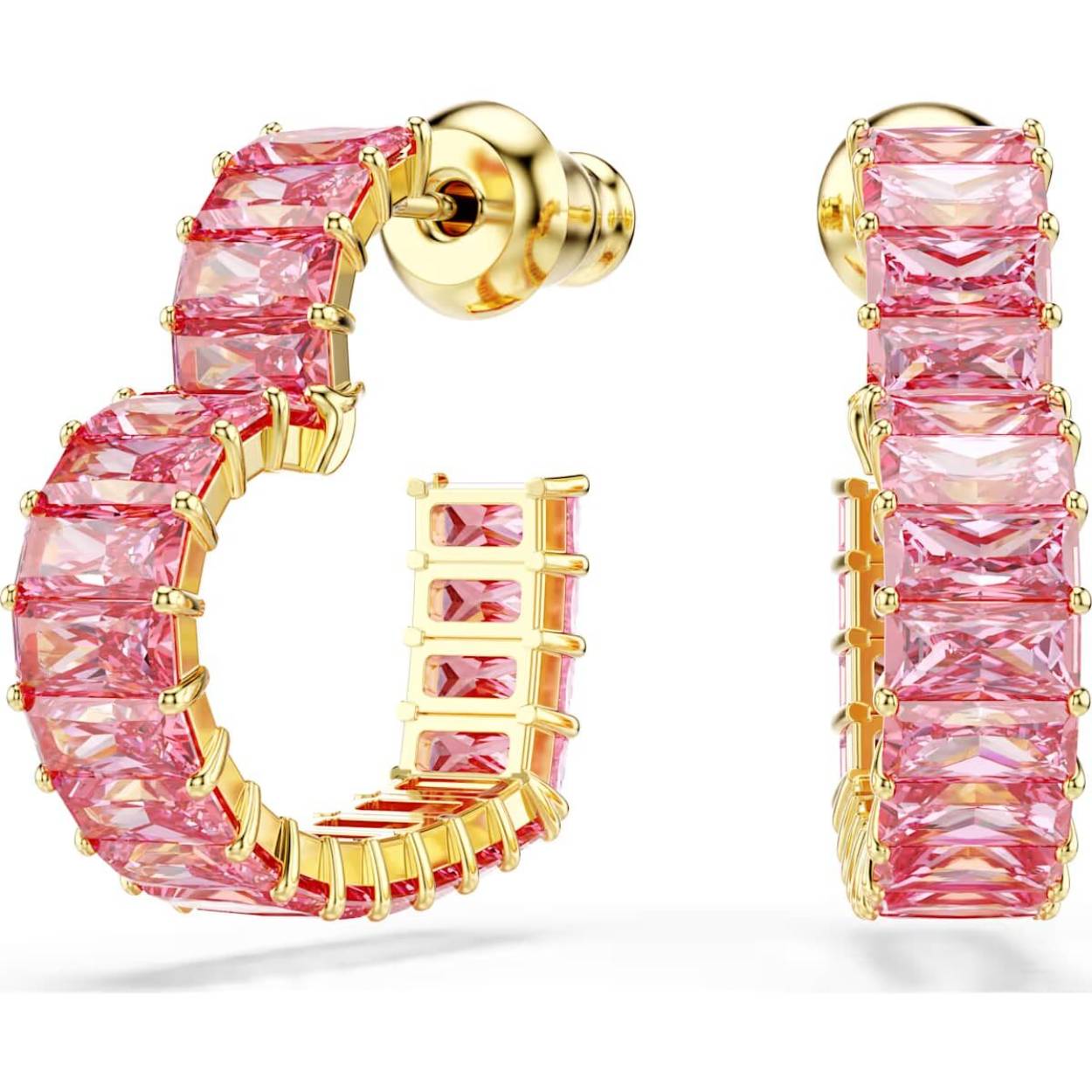 Word verliefd op deze romantische oorstekers in hartvorm. Het ontwerp heeft een goudkleurige toplaag en is bezet met een rij schitterende roze Swarovski Zirkonia in Baguette-slijpvorm. Een moderne en briljante kijk op een klassieke ringoorbel.