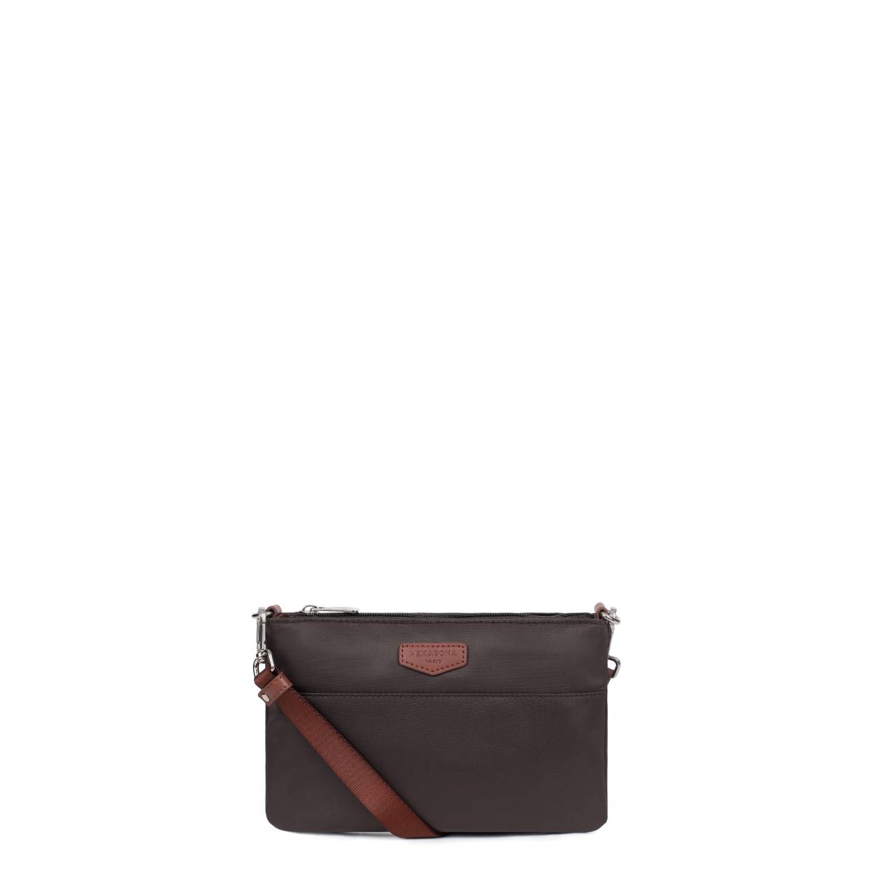 De kleine handige tas is ook te gebruik als make up tasje. Deze tas is voorzien van handige afneembare en verstelbare schouderriem. Onder de toprits is een hoofdvak en een achtervak met rits. De mooie lederen accent geven cachet aan dit product Afmetingen: Hoog 16cm x breed 22cm x diep 1.5 cm
