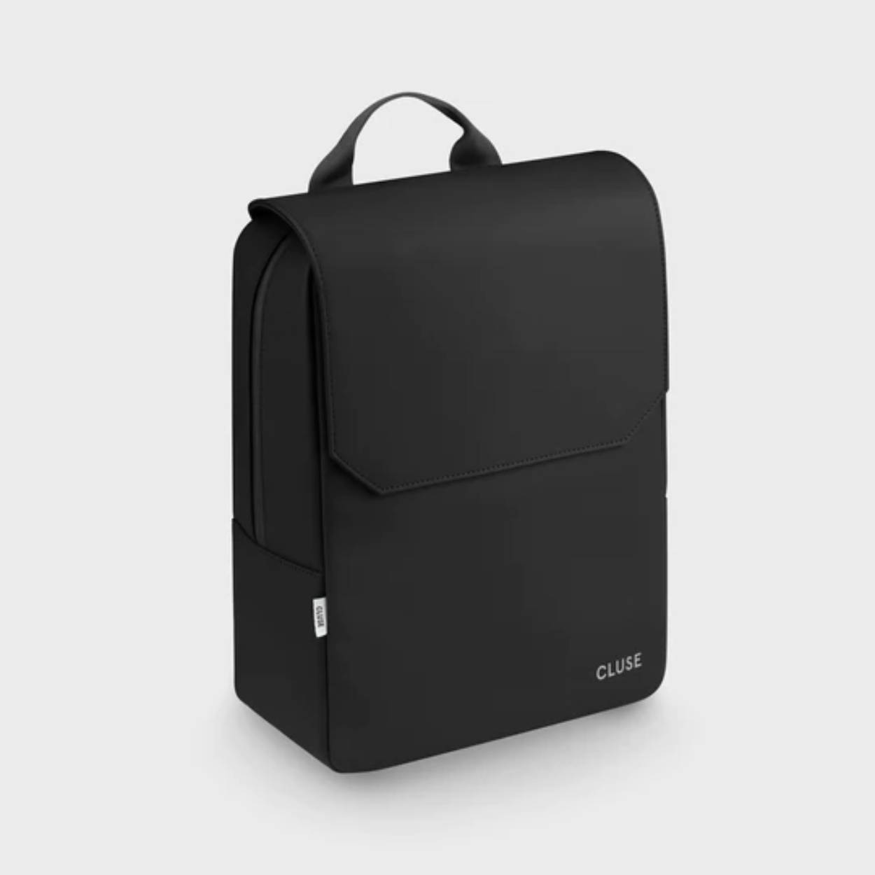 Ontdek Nuitée, onze nieuwste rugzakcollectie voor dames en heren, perfect voor werk en vrije tijd! Deze zeven nieuwe stijlen zijn kleiner en gedurfder dan Le Réversible en geven je look een chique flair. De Nuitée rugzak voor dames en heren in klassiek zwart met zilverkleurig logo en hardware is een veelzijdig item met een strakke look, dat perfect past bij zowel een stoere als chique look. Deze veelzijdige rugzak is ontworpen om je zelfverzekerd en stijlvol te laten voelen en is ideaal voor zowel casual als chique looks. De Nuitée rugzak is compact en toch functioneel, met z'n afmetingen van 35 x 26 x 14 cm. Hij heeft een inhoud van 11 liter, een 13-inch laptopvak, twee zakken met ritssluiting en verstelbare banden van 64 tot 81 cm.