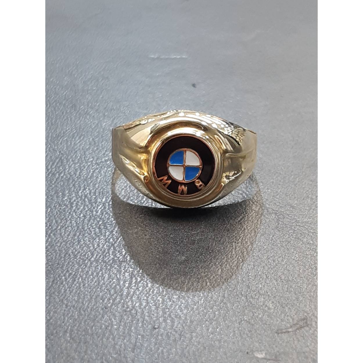 Deze prachtige gouden herenring, modelnummer BREA-JOY-0002730, is gemaakt van 14-karaats goud. Met een glanzende afwerking en een elegante gouden kleur straalt deze ring luxe en stijl uit. De ringsize is 60, perfect voor een klassieke uitstraling. Draag het bij formele gelegenheden of als dagelijks sieraad voor een tijdloze look.