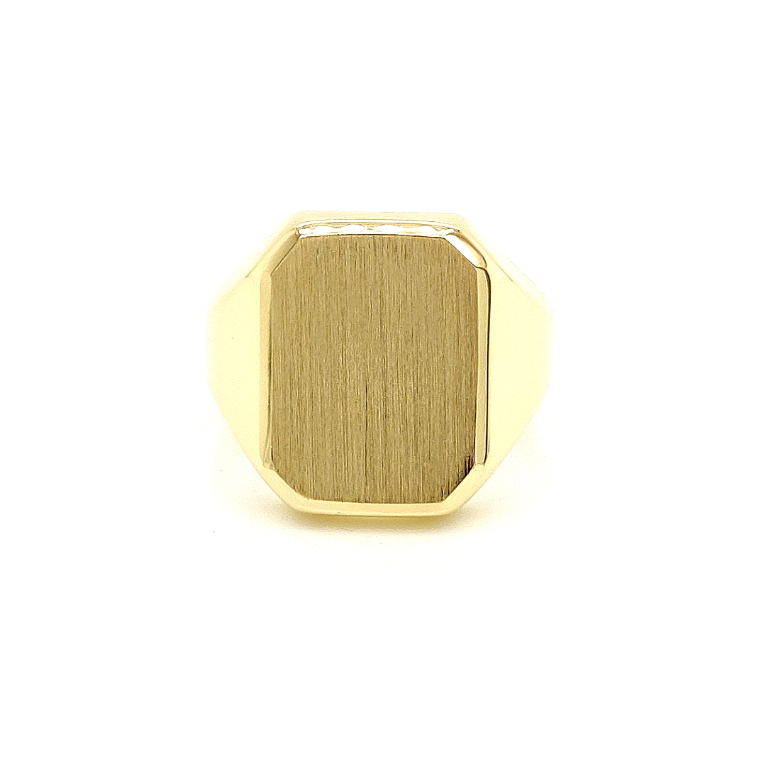 Deze geel gouden monogram ring heeft een luxe uitstraling. De scheen van de ring is glad gepolijst en de bovenzijde is gematteerd. Deze ring is uiteraard geschikt voor een monogram gravure. De scheen breedte van deze ring is 3,5mm, dit is een mooie stevige breedte.