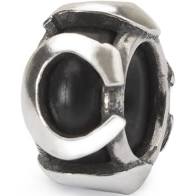 Dit is een kraal van Trollbeads met de naam: C Stopper. Deze kraal is gemaakt van sterling zilver.