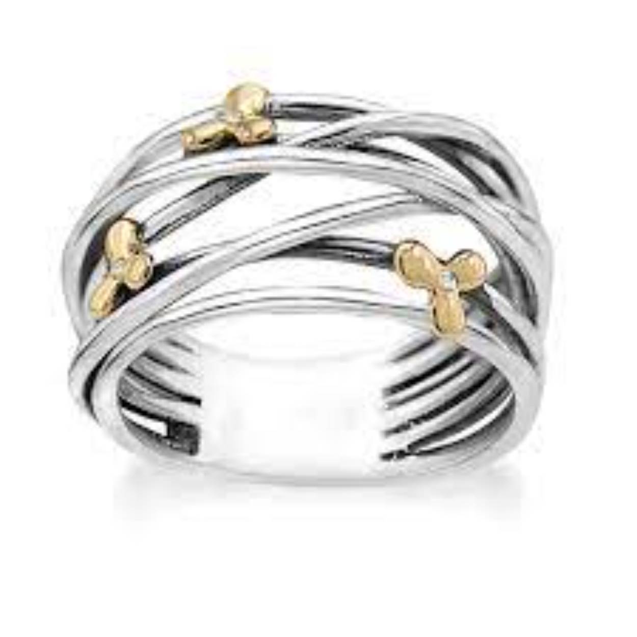 Deze sterling zilveren ring heeft drie 14 kt. gouden bloempjes van 3, 2,8 en 2,5 mm. Elk bloempje heeft een 0,0005 briljant diamantje.

Rabinovich sieraden kenmerken zich door de prachtige eenvoudige en stijlvolle ontwerpen. Rabinovich is een klassiek en persoonlijk Deens sieradenmerk en onderscheidt zich door gebruik te maken van echte edelstenen in combinatie met zilver, verguld zilver en zilver met gouden elementen. Daarbij wordt er gebruik gemaakt van strakke en ronde vormen en verschillende kleuren parels en stenen. Het zilver wordt op dusdanige manieren gebruikt dat het niet alleen de bekende glanzende zilverkleur heeft, er wordt ook veelvuldig gebruik gemaakt van geoxideerd zilver wat de prachtige vaak wat wat meer matte zwart zilveren kleur oplevert. De passie van Rabinovich? Dromen vastleggen, gedachten te grijpen en beide omzetten in mooie en vrouwelijke sieraden. Let op: Deze zuivere, natuurlijke materialen zijn volstrekt uniek. Ze verschillen in kleur en hebben unieke insluitsels en kenmerken waaraan hun ouderdom en natuurlijke schoonheid te zien zijn.