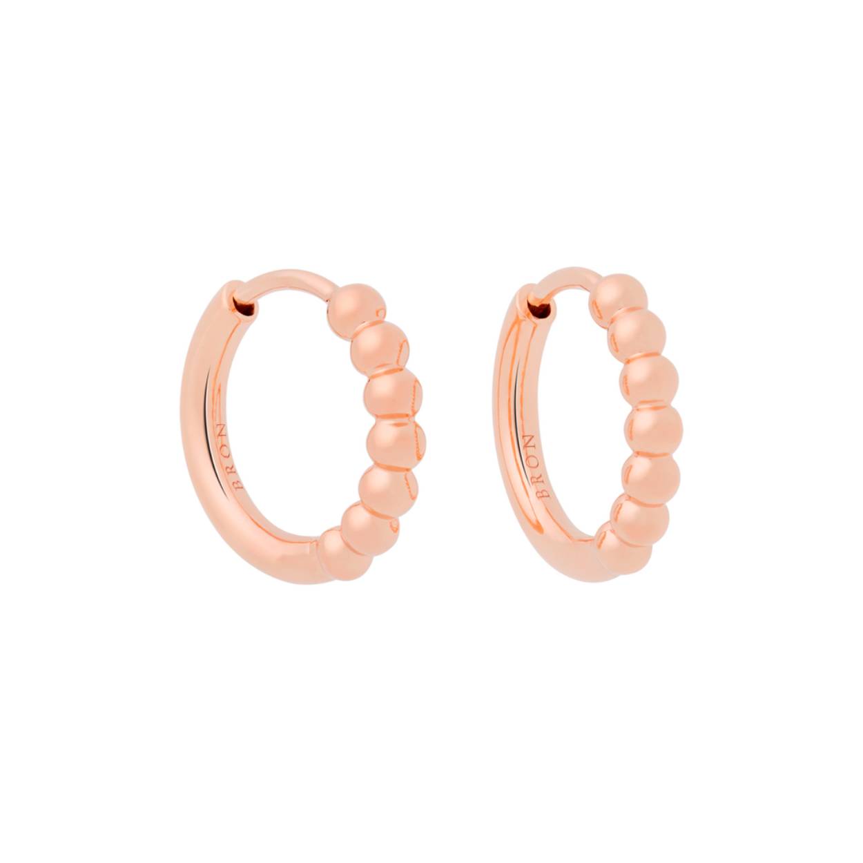 De Bron Lux Oorsieraden 7OR491016 zijn elegante roségouden creolen met een speelse, moderne uitstraling. Dankzij het slimme ontwerp kunnen ze eenvoudig worden aangevuld met een Bron-aanhanger, waardoor je moeiteloos schakelt tussen subtiel en uitgesproken. Perfect om eindeloos te combineren en altijd stijlvol te dragen.