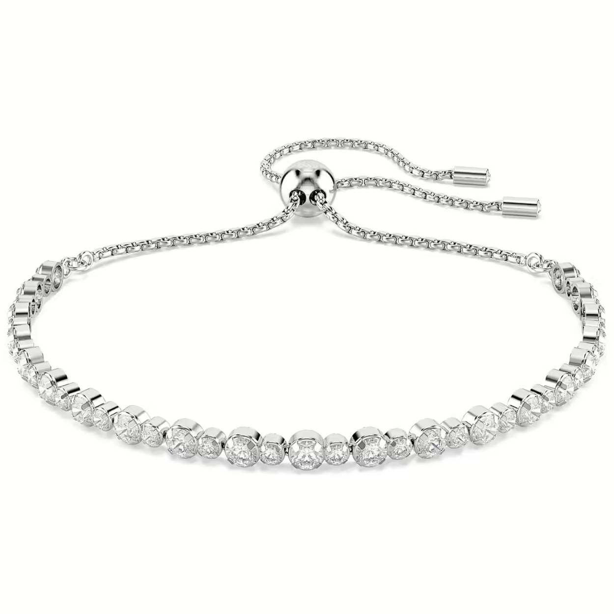 Deze delicate cupchain-armband vol subtiele elegantie en tijdloze charme is een ideaal cadeau voor uzelf of een dierbare. Het ontwerp combineert heldere Swarovski Zirkonia met een rhodium toplaag en is afgewerkt met een verstelbare schuifsluiting die op elke polsmaat past. De perfecte aanvulling op elke outfit, die gemakkelijk te combineren is met andere armbanden voor een alomvattende luxe uitstraling.