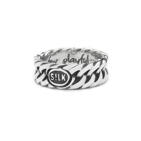 Deze zilveren ring heeft een geschakelde structuur. De handgemaakte ring valt erg goed te combineren met een van de armbanden van dezelfde structuur en is zowel bedoeld voor mannen als voor vrouwen.  Alle SILK sieraden zijn massief en handgemaakt uit 925 sterling zilver.

Breedte: 7 mm
Maat: 18
