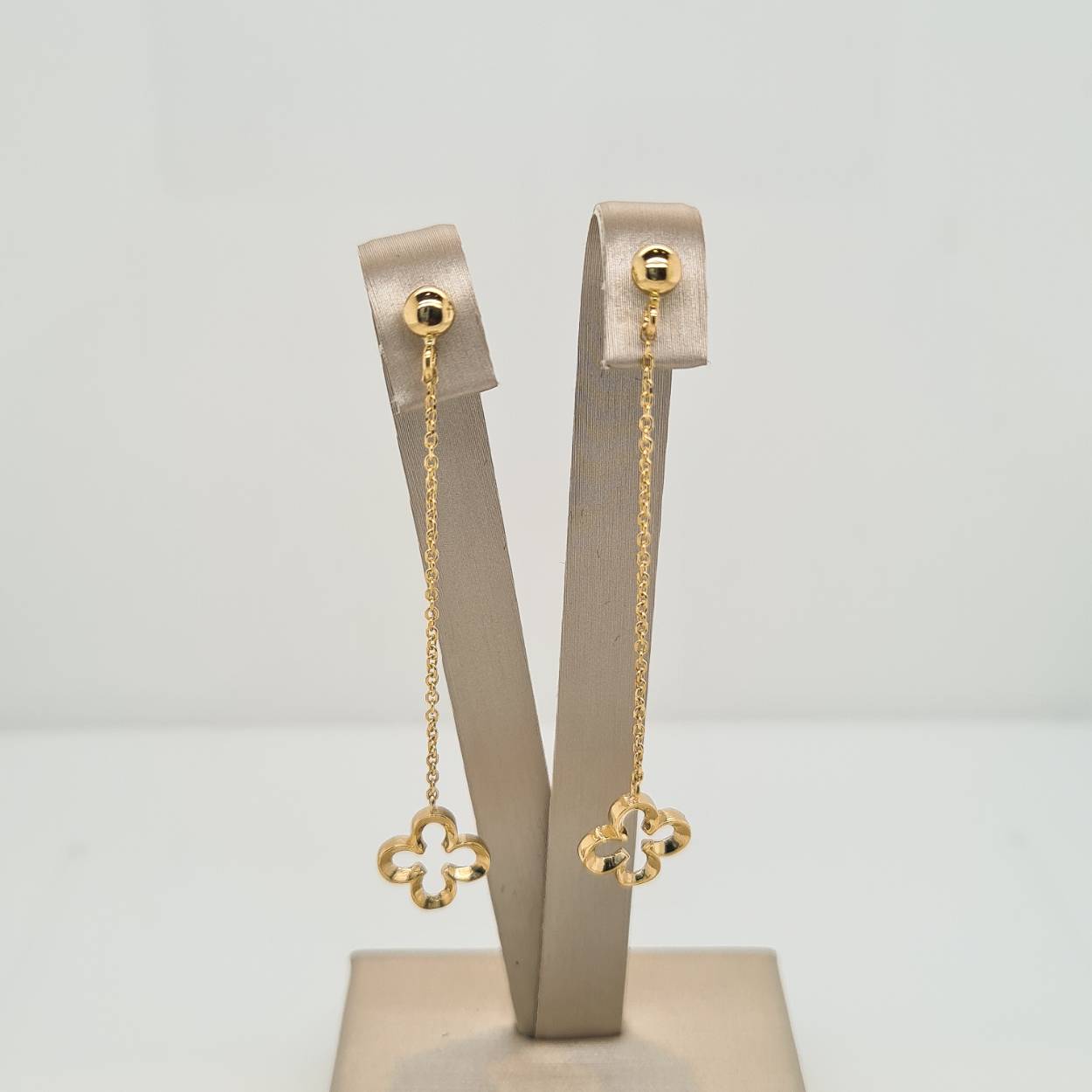 Prachtige 14 karaat geelgouden oorbellen met klavers. 