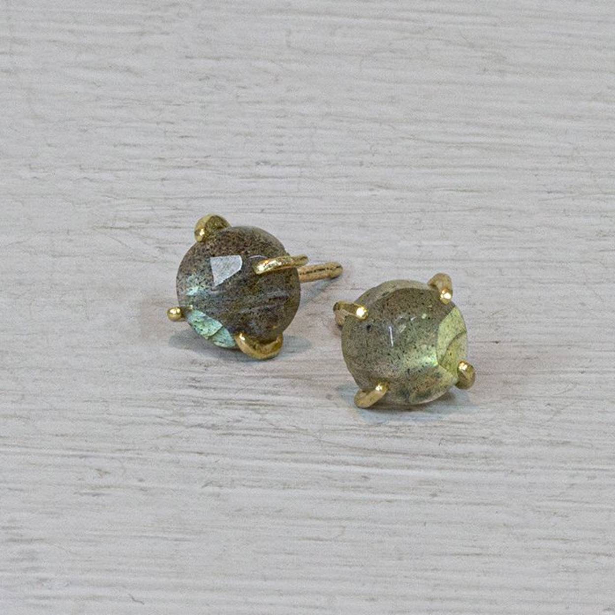 Oorbel van Jéh Jewels gemaakt van verguld zilver en Labradoriet. Deze oorbellen zijn gemaakt van de Labradoriet steen met daaromheen verguld zilver. Deze oorbellen zijn ideaal te combineren met de andere sieraden uit de najaarscollectie.

Materiaal: Zilver verguld
Vergulden is het bedekken van een voorwerp met een laagje goud. Dit artikel is door een goudbad gehaald wat ervoor zorgt dat het zilver volledig bedekt wordt met een laagje goud. Resultaat een mooie glanzende afwerking met een laagje echt goud wat ook wel silverplated of goldplated wordt genoemd.