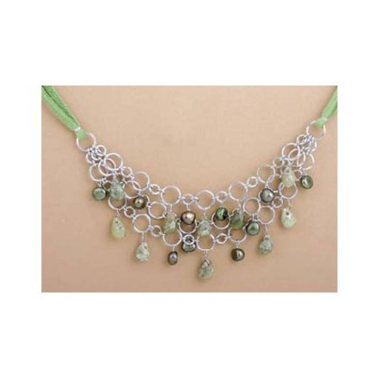 Collier van groen suède met zilveren ogen en Peridot edelstenen en Parels. Met verlengkettinkje 41-47 cm