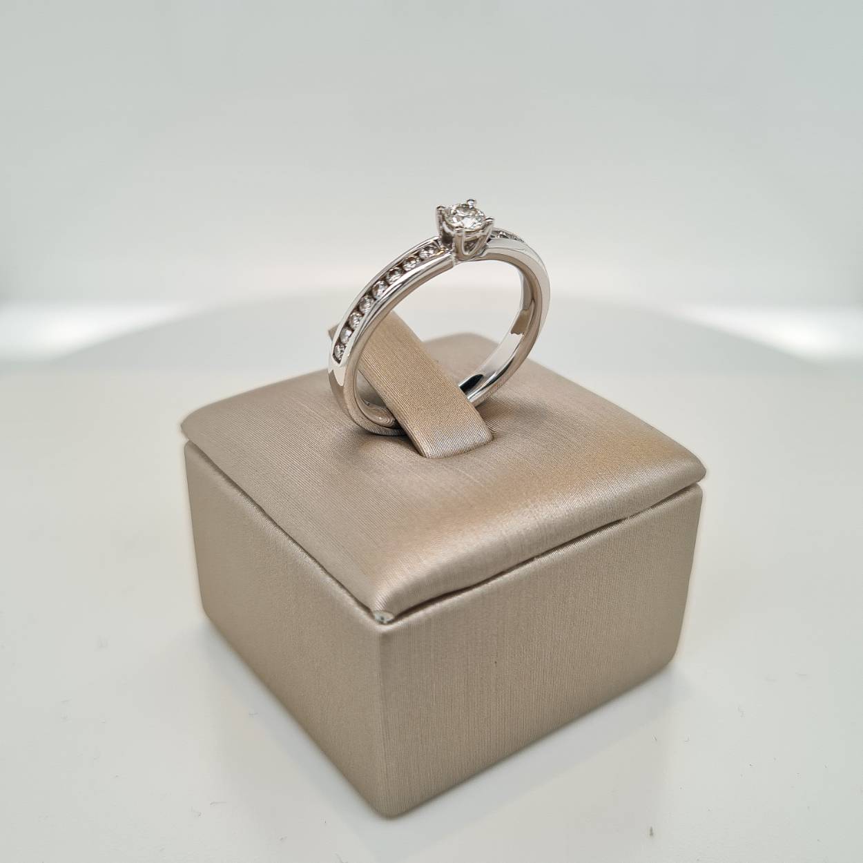 Prachtige 14krt witgouden ring met diamant 0,39crt G SI. 

De maat van de ring is 55 (17 1/2). Heeft u een andere maat neem dan gerust contact met ons op.