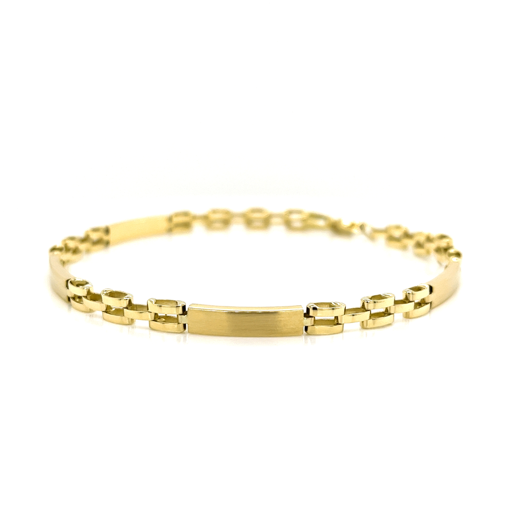 Deze geel gouden armband is erg fijn bewerkt. De kleine schakels zijn glad gepolijst en vallen perfect in elkaar. De grote schakels zijn fijn gematteerd. Deze armband heeft een rustige en luxe uitstraling.