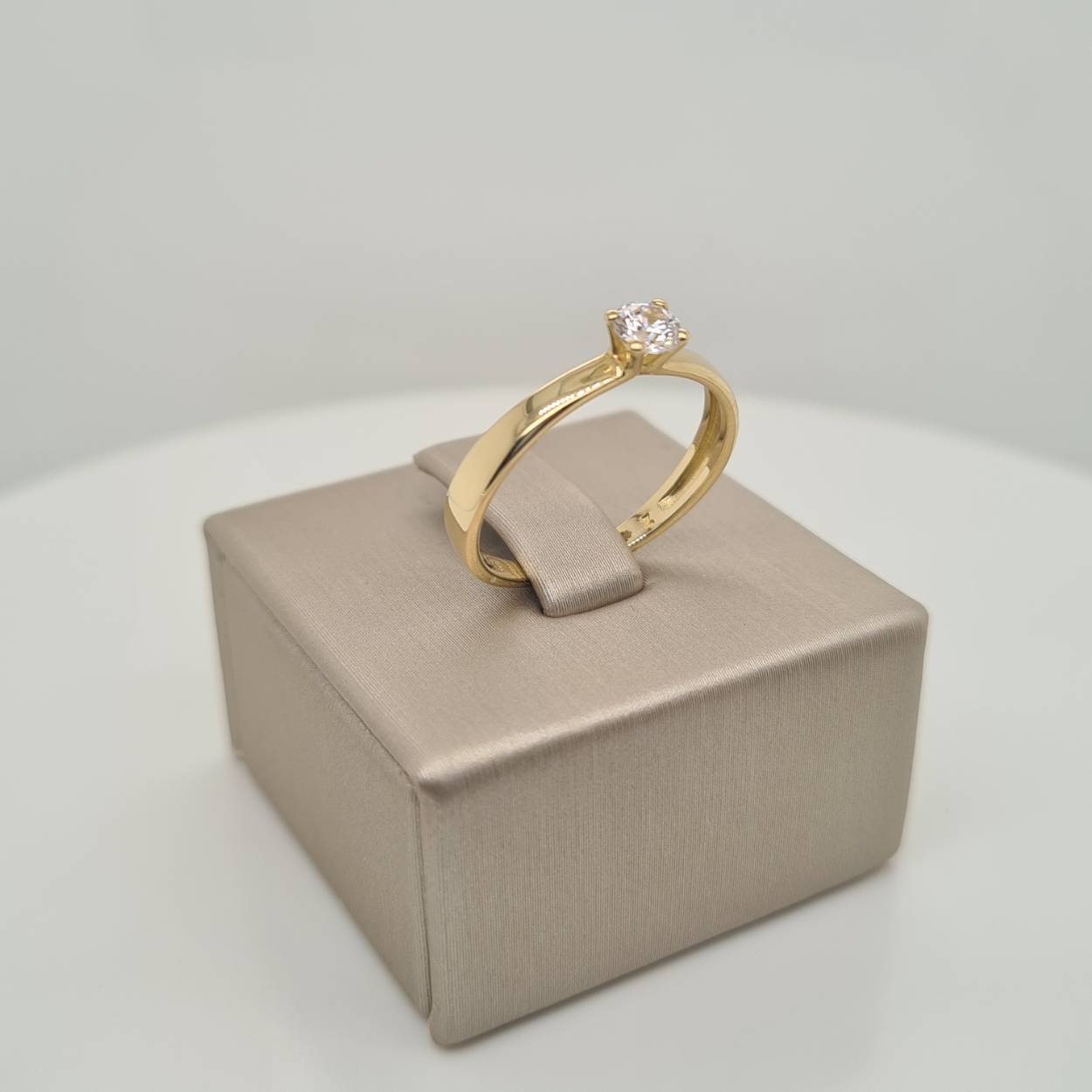 14krt gouden ring met zirkonia