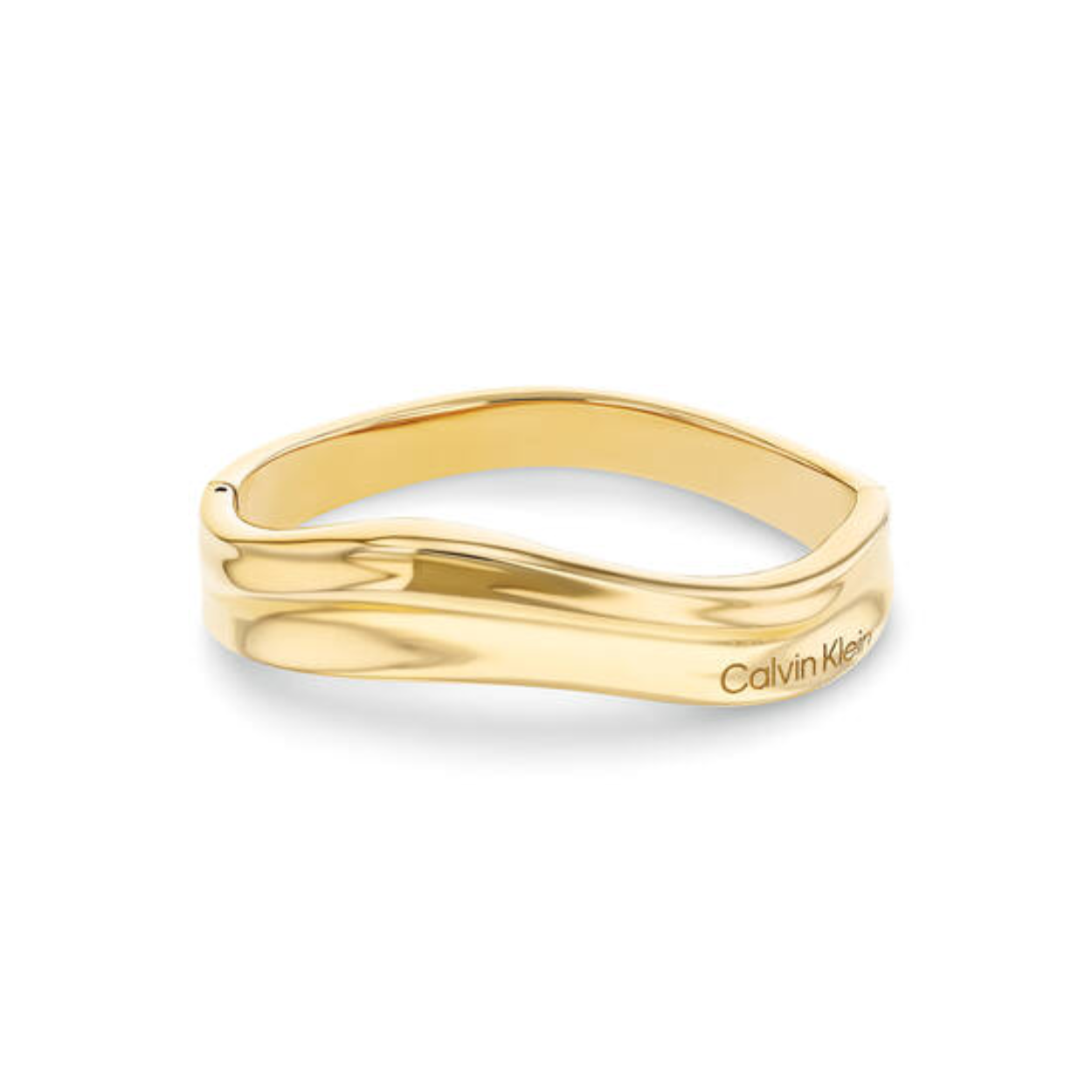 Calvin Klein CJ35000642 Dames Bangel Staal
Deze stalen dames bangle van Calvin Klein met nr CJ35000642 heeft een sierlijke vorm. De goudkleurige bangle heeft een sculpturele vorm en sluit met een scharnier sluiting. De maat is 17,5cm. Leuk te combineren met andere sieraden uit de serie van Calvin Klein.

OVER CALVIN KLEIN
Calvin Klein is een wereldwijd lifestylemerk dat gewaagde, vooruitstrevende idealen en een verleidelijke, vaak minimalistische, esthetiek nastreeft. Calvin Klein werd groot in de jaren 70 door haar mode- en merkjeans collecties. In de jaren 80 lanceerde Calvin Klein haar spraakmakende ondergoed dat uitdrukkelijk van logo ’s voorzien was. Vanwege het grote succes is het merk ook succesvol uitgerold in Accessoires, Parfums, Home, Brillen, Golf, Horloges en Sieraden.
Sinds de oprichting in 1968 door Calvin Klein, heeft het merk haar reputatie opgebouwd als leider in de Amerikaanse mode, dankzij een cleane esthetiek en innovatieve ontwerpen. Calvin Klein wil haar publiek verleiden en inspireren door middel van provocerende beelden en opvallende ontwerpen die prikkelen. 

SPECIFICATIES:
- Stalen dames bangle
- Maat 17,5cm
- Goudkleurig
- Glimmend