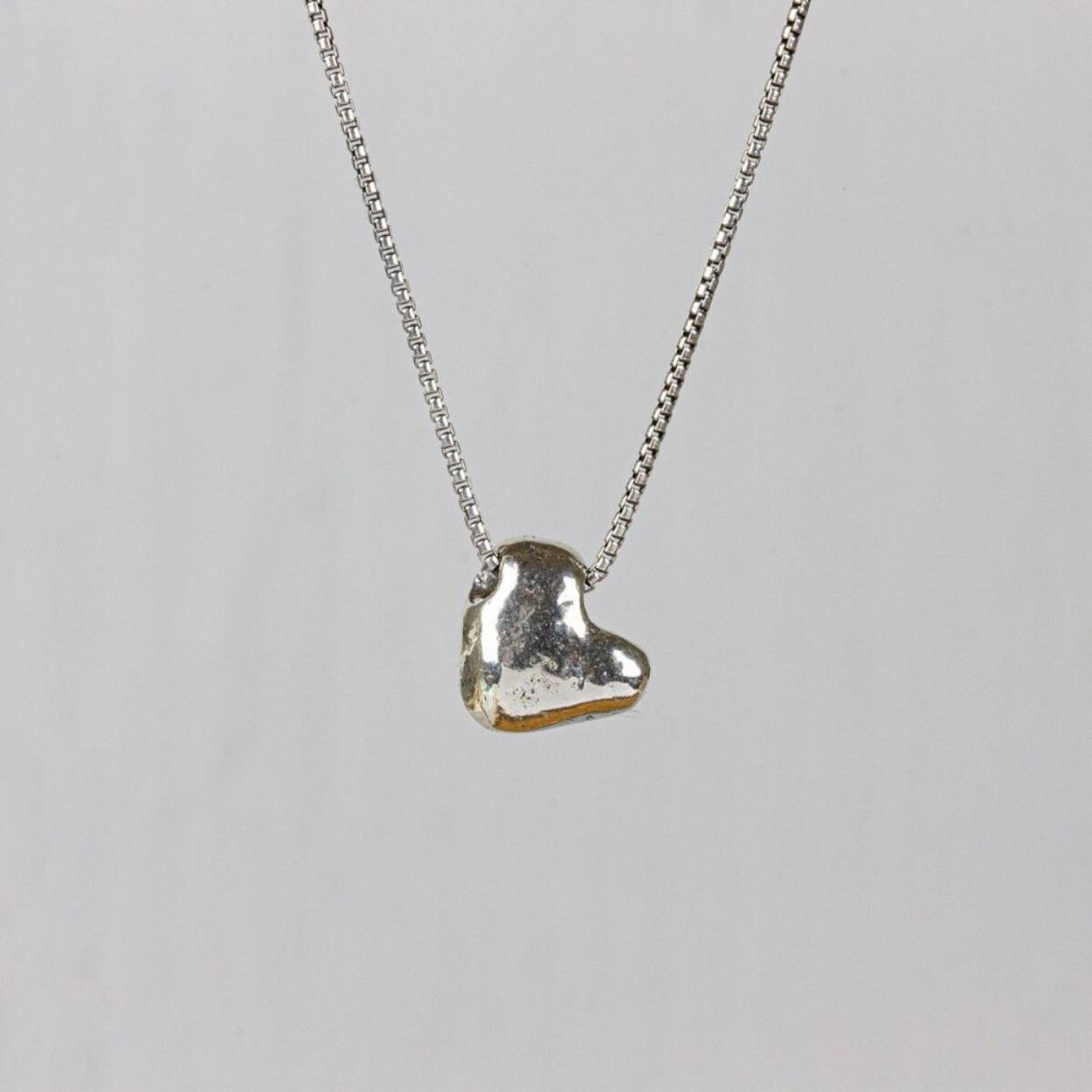 Collier van Jéh Jewels met zilver hartje. Dit zilveren collier is voor mensen met een hart van goud. Het geoxideerde kettinkje en het zilveren hartje matchen perfect bij elkaar. Draag deze ketting los of combineer 'm met een andere ketting. 
