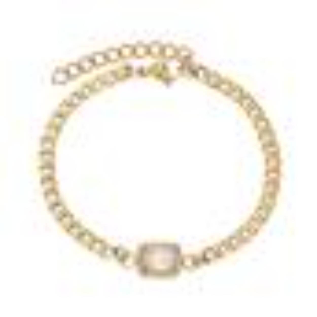 De iXXXi armband Celebration is gemaakt van stainless steel en is voorzien van een goudkleurige plating. De bracelet bestaat uit een fijne, platte schakel en is voorzien van een rechthoekige vorm die is ingelegd met één grote zirconia steen en een aantal kleine zilverkleurige zirconia's rondom. De goudkleurige iXXXi armband Celebration heeft een lengte van 16 - 19 centimeter. Mix en match met meerdere goudkleurige iXXXi armbanden uit onze collectie en maak zo jouw 'armparty' compleet.