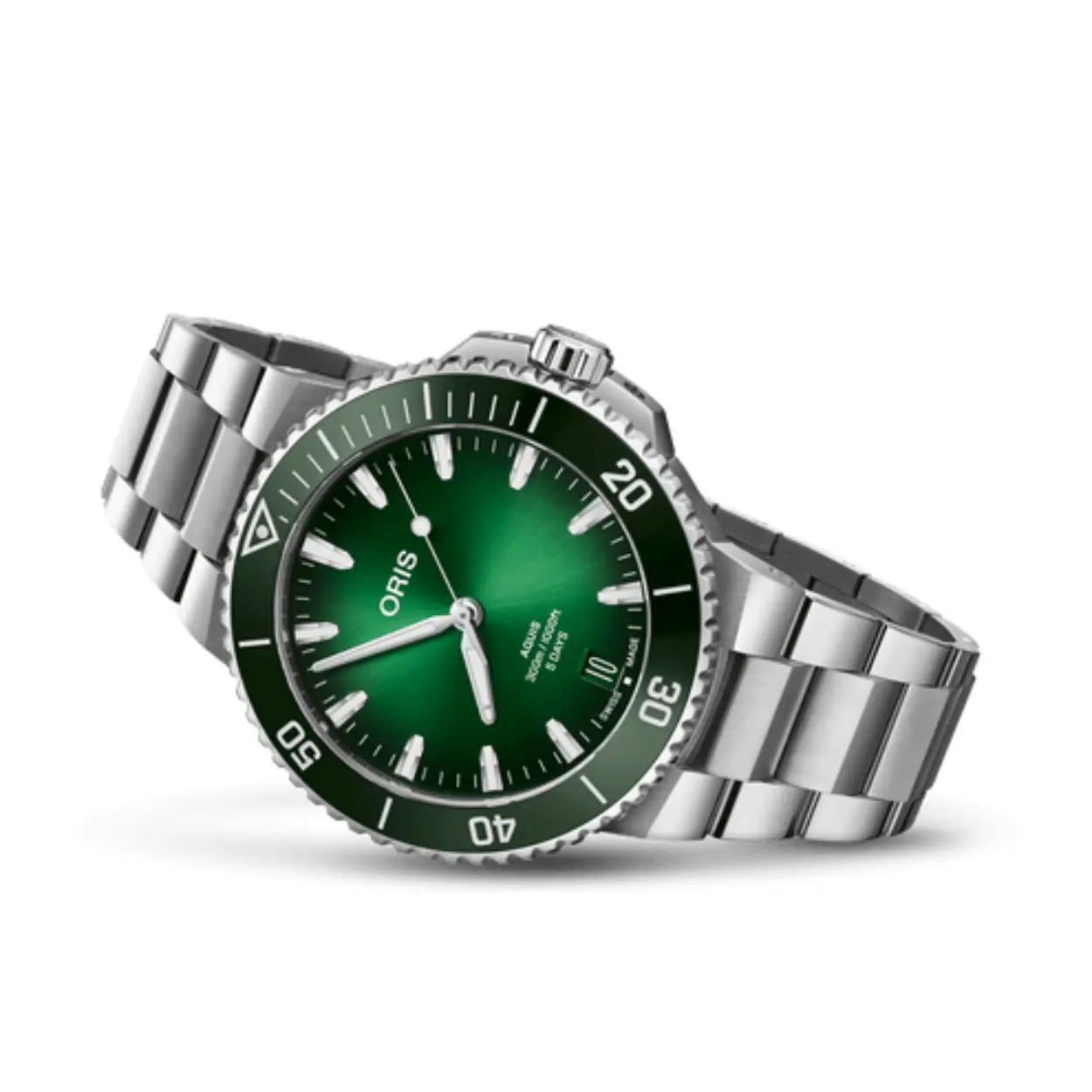De Oris Aquis Date 43.5 Calibre 400 met groene wijzerplaat en metalenband is een robuust horloge met een in-house ontworpen kaliber 400. Het biedt 10 jaar garantie, een aanbevolen service interval van 10 jaar en een gangreserve van 120 uur (5 dagen). 