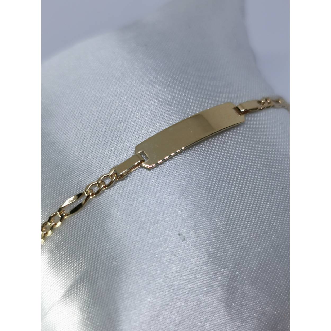 14 Karaat geel gouden baby armband met Figaro schakel.
Graveren is mogelijk (gratis)