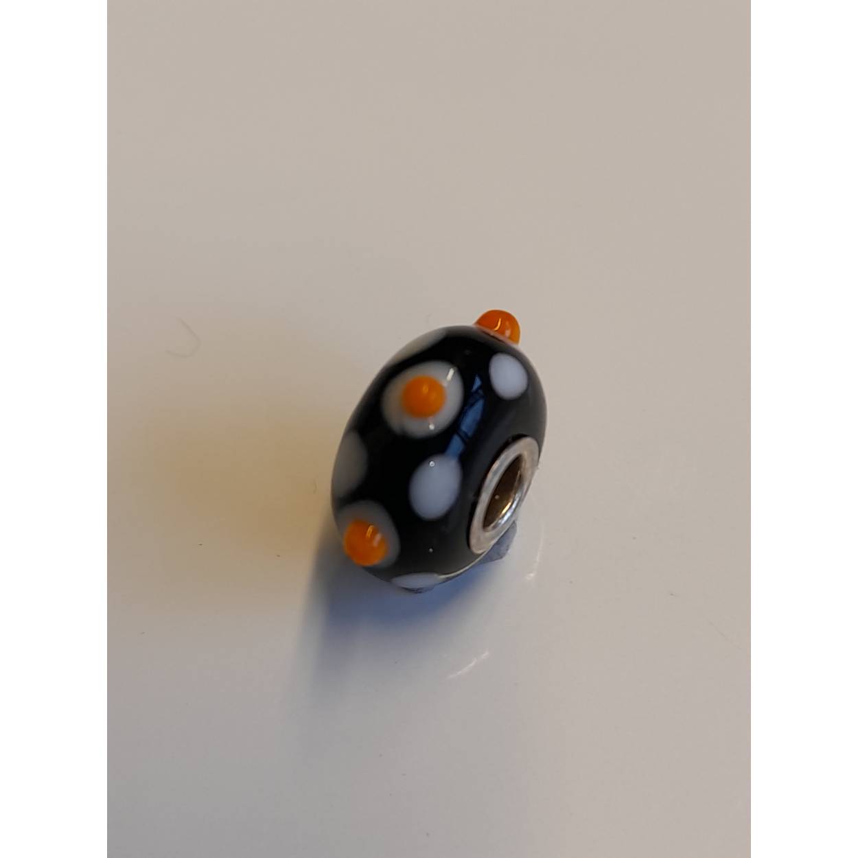 De Art to Go Unique bead of Imagination is een stimulator van de geest. Het inspireert tot nieuwe ideeën en ambities.
Alle Unique glaskralen zijn handgemaakt boven een rode open vlam door gepassioneerde glaskunstenaars uit Tibet, India, Malawi en Litouwen. Elke kraal is uniek in zijn soort.

