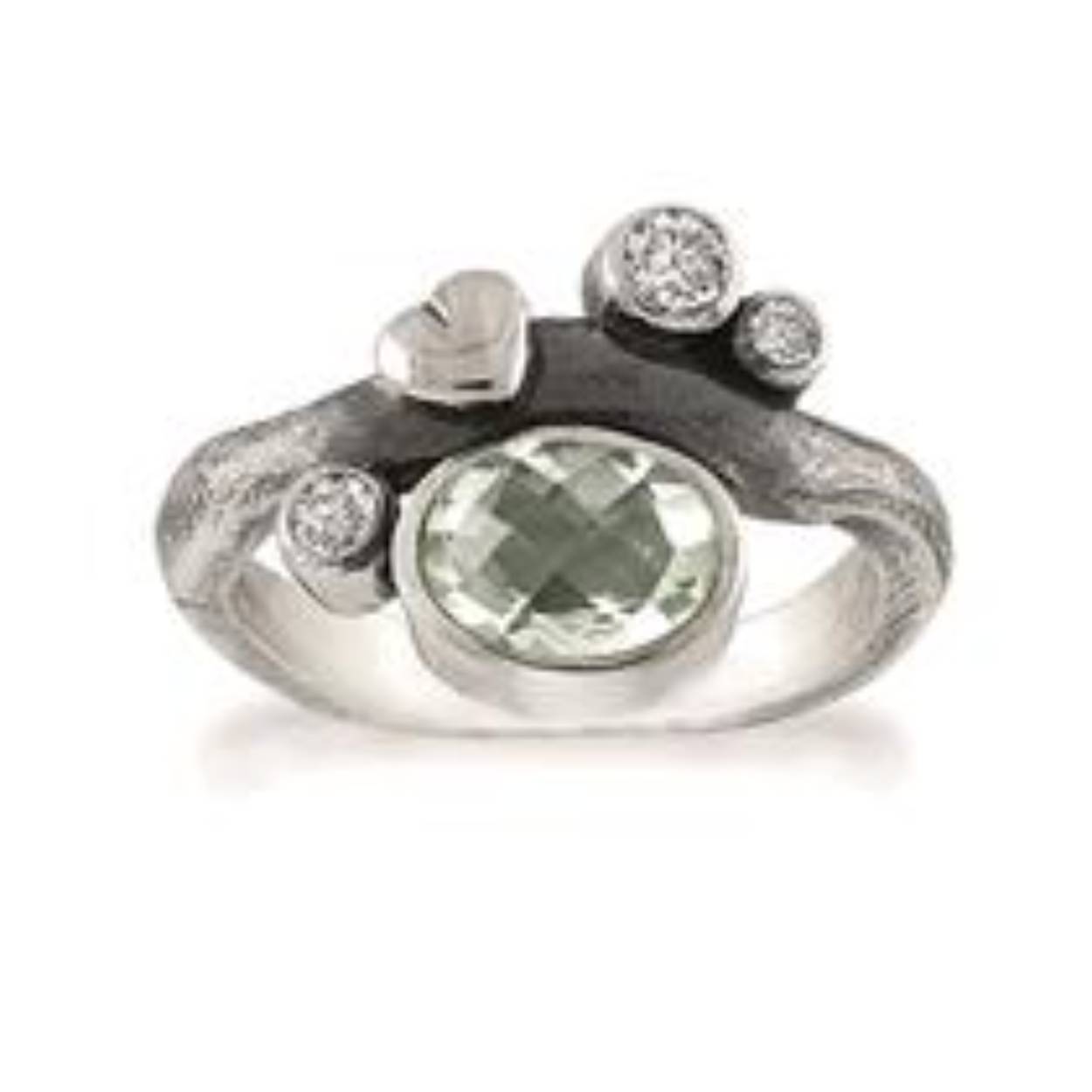 Deze sterling zilveren ring heeft in het midden een mooie prasioliet van 8 x 6 mm. Rondom de ringband bevinden zich twee witte topazen van 2,5 mm en één van 3 mm.