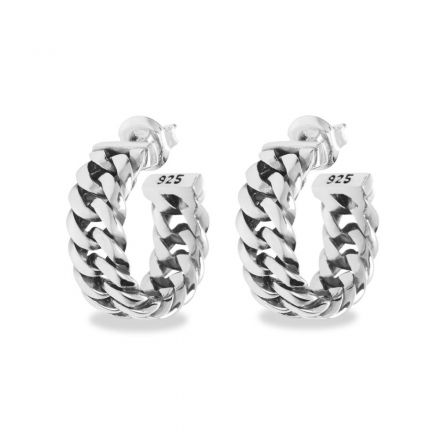 De Chain oorbellen zijn afgeleid van de Chain schakel en een echte bestseller. Deze zilveren oorbellen laten zich perfect combineren met andere sieraden met Chain schakels.