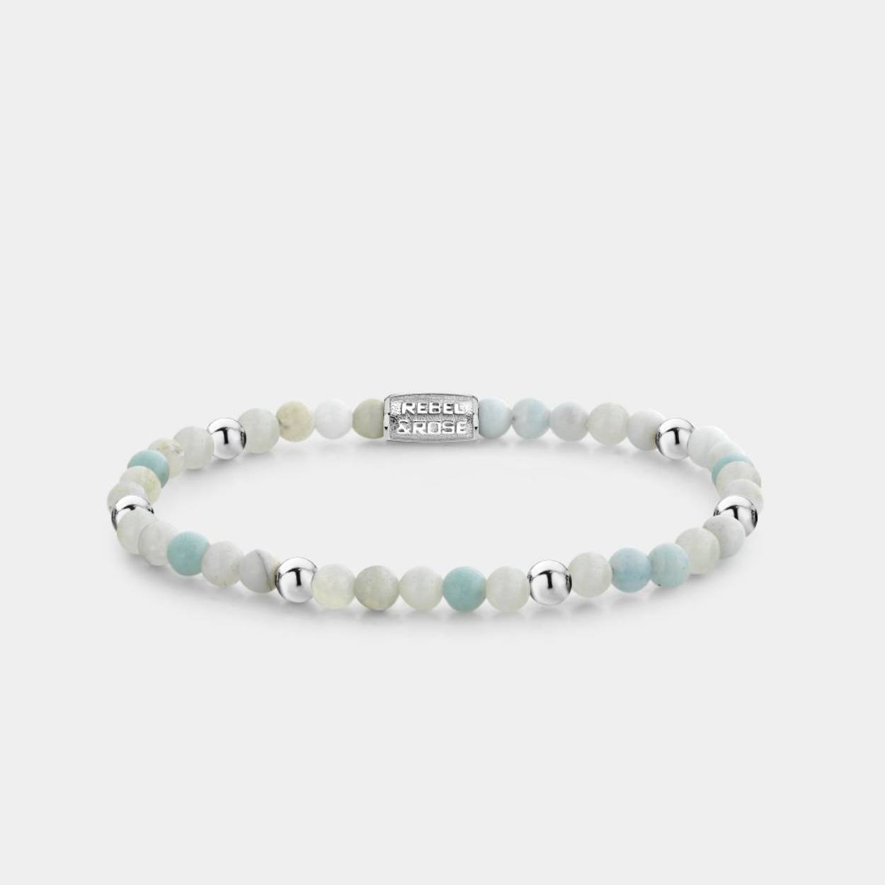 Edelstenen bead armband, handgemaakt van 4mm Amazoniet en zilverkleurige stenen met een zilverkleurige sluiting. Het Rebel & Rose sieraad is makkelijk te combineren met andere zilveren en kralenarmbanden.