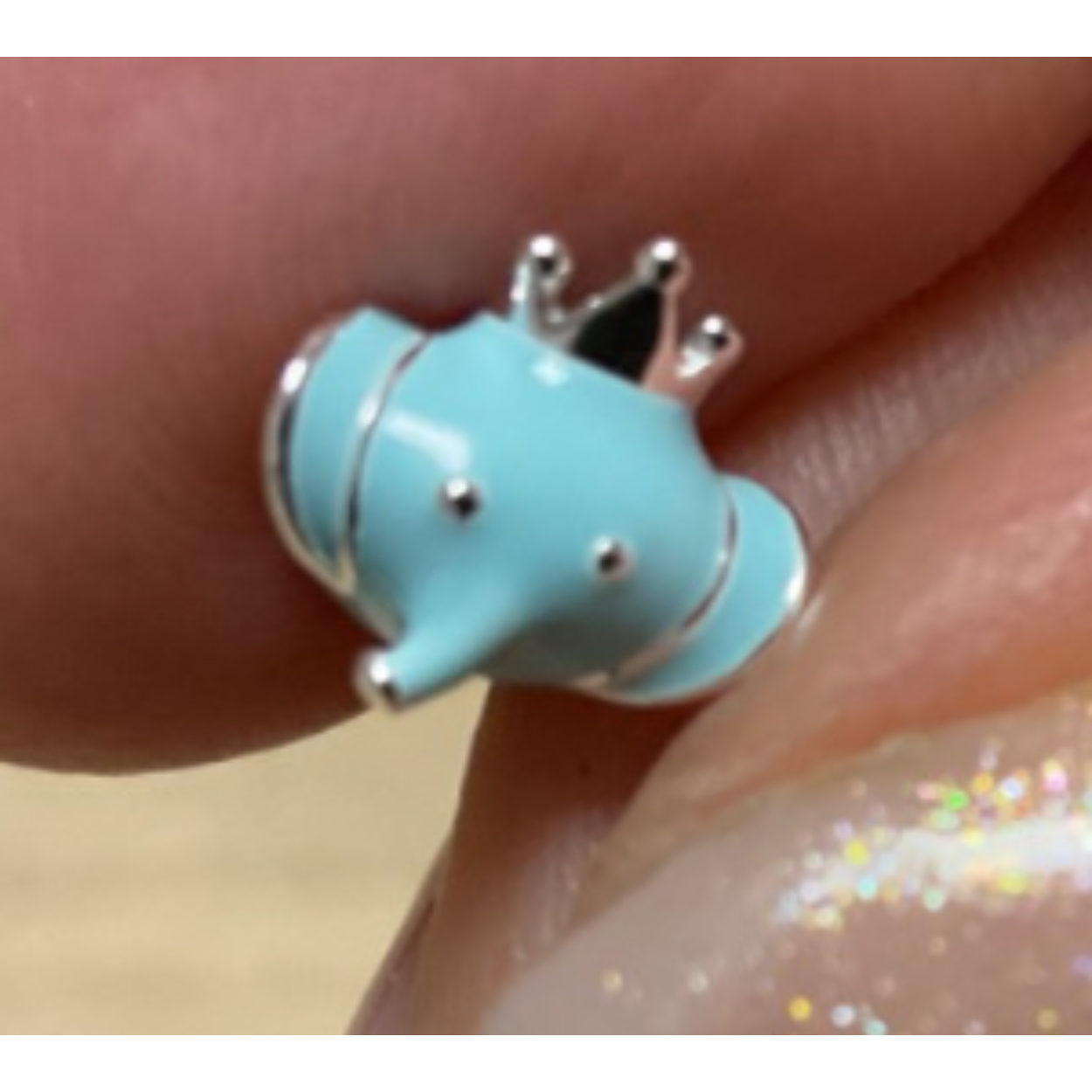 Voor de jonge dames heeft Bellini een ruime collectie kleine zilveren bedels (925). Stel je eigen bedelarmband samen en kies je favoriete bedels zoals je favoriete huisdier, hobby, fantasie bedel of misschien wel je eigen naam? Met een stopper houd je de Bellini bedels mooi op hun plaats. De bedels zijn allemaal gemaakt van echt zilver en afgewerkt met kleurrijk emaille of een schitterende zirkonia.