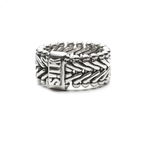 De Classic chevron collection 201 ring is een sterling zilveren ring met een decoratief vissegraat structuur. De ring is volledig met de handgemaakt van 925 sterling zilver. De ring past perfect bij een van onze Classic chevron collection armbanden met dezelfde vissengraat structuur en maakt het een compleet setje. De ring wordt in een mooie luxe geschenkverpakking verpakt.