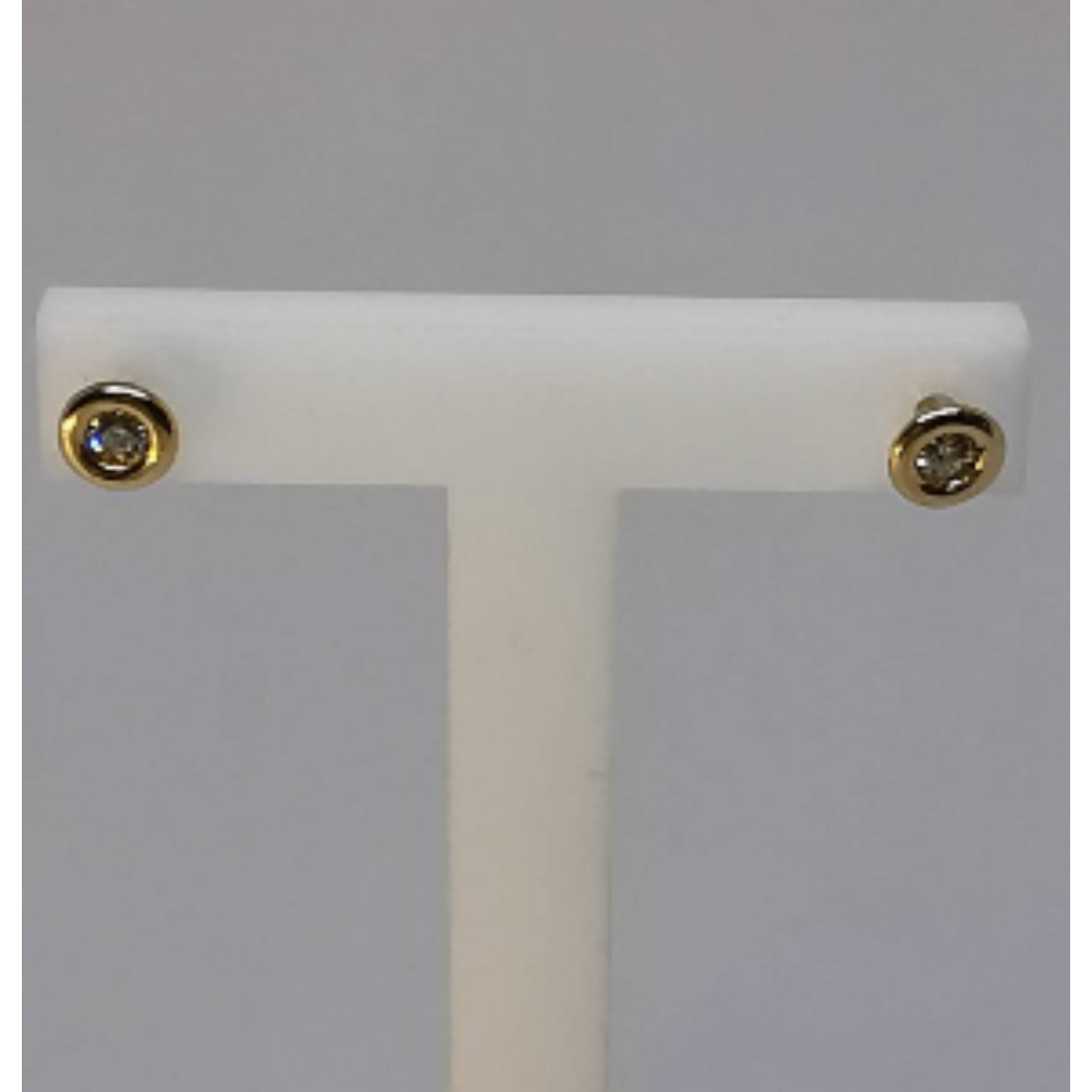 14 Karaat geel gouden solitaire oorstekers met briljant geslepen diamant.