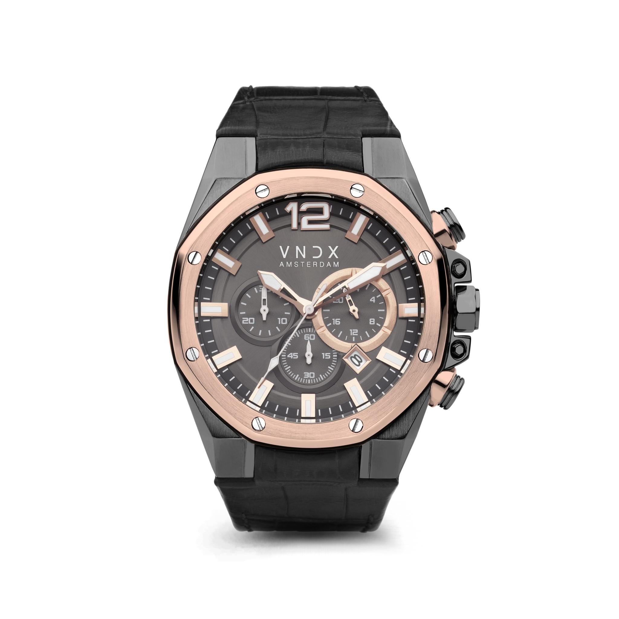 De Wise Man Rosé Goud, het meest elegante heren horloge van VNDX. Gemaakt met passie, voor de wijze man. Zijn achthoekige roestvrijstalen kast past perfect om de pols van een man. De stalen kast van 46 mm wordt afgemaakt door de stijlvol rosé-gouden lunette die het uiterlijk van de Wise Man stoer maakt.

De elegante maar stoere kast van het horloge wordt gecombineerd met een zwarte Italiaans kwaliteit leren band. De leren band heeft een karakteristieke en krachtige uiterlijk, zoals zijn toekomstige eigenaar.

De Wise Man Rosé Goud wordt aangedreven door een sterk uurwerk dat voorzien is van een chronograaf met verschillende functies. Zo beschikt de Wise Man over een stopwatch en een datum aanduiding.

Ook wanneer je tot in de late uurtjes weloverwogen beslissingen neemt, om je eigen pad te bewandelen, zal de Wise Man je met zijn lichtgevende wijzers aangeven dat het nooit te laat is!

''Be you, be wise and always do things you feel right about! The Wise Man''