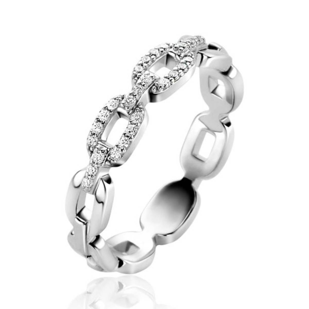 ZINZI zilveren schakelring met trendy ovale schakels, waarvan twee schakels schitterend bezet zijn met witte zirconia's. De schakels zijn sierlijk verbonden door een railzetting bezet met witte zirconia's. De ring is 4mm breed. Vervaardigd van eerste gehalte zilver (925) en voorzien van een extra rodiumlaag voor een langdurige glans.