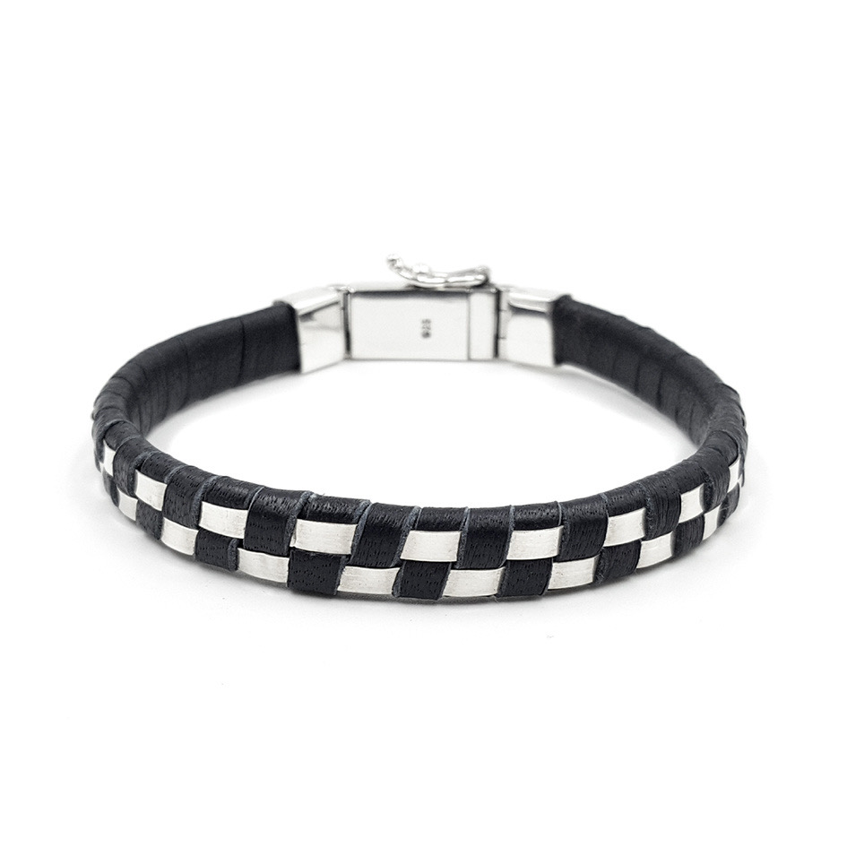 Leren armband gecombineerd met 925 Sterling zilver. Deze zilveren armband wordt volledig met de hand gemaakt.