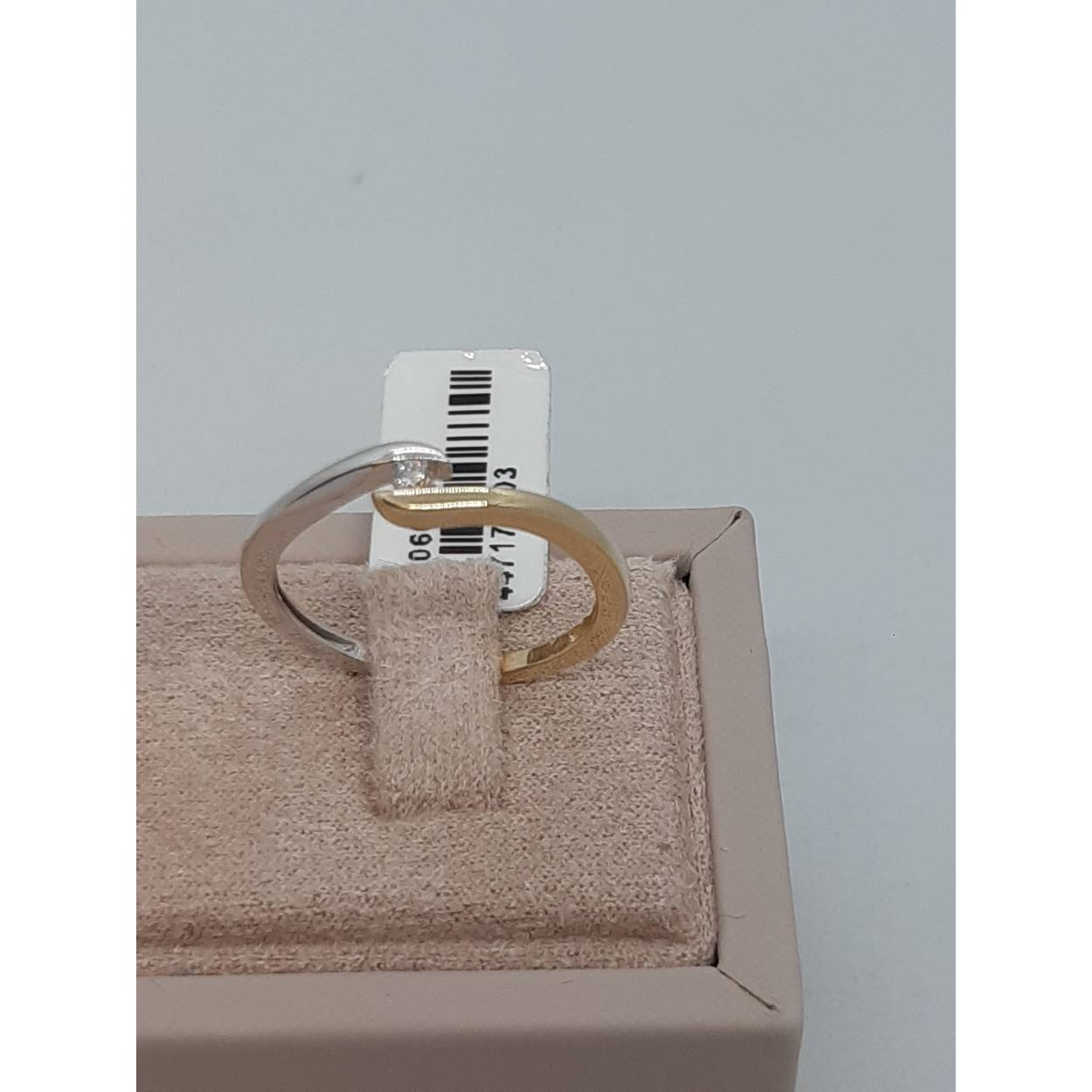 De BREA-0002691 ring is een verfijnd sieraad met een 0.04 ct SI1 H-kleurige ronde diamant. Gemaakt van 14 karaat goud en zilver, heeft het een glanzende afwerking. Draag deze elegante ring in maat 54 dagelijks of tijdens speciale gelegenheden om een vleugje luxe en verfijning aan elke outfit toe te voegen.