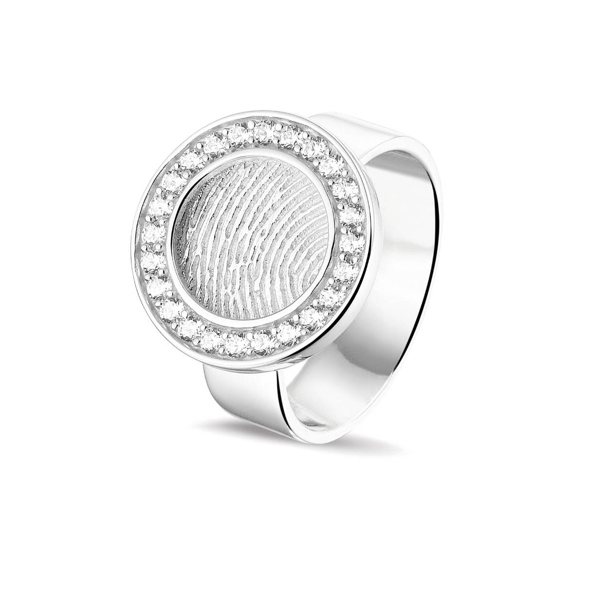 Deze zilveren ring met zirkonium steentjes kan gepersonaliseerd worden met een vingerafdruk.
Een gravure binnenin de ring is eventueel ook mogelijk mits een meerkost.