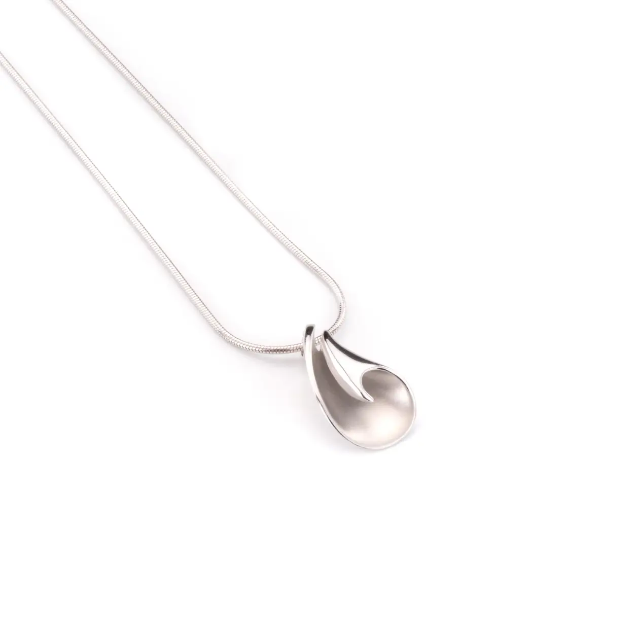 Ga helemaal in stijl de deur uit met dit prachtige collier van Gala Design. De hanger is gemaakt van 925 zilver.  Maak je look helemaal compleet en combineer ze met de andere sieraden van de Cylinder Collectie. (JO134) ( JO133)