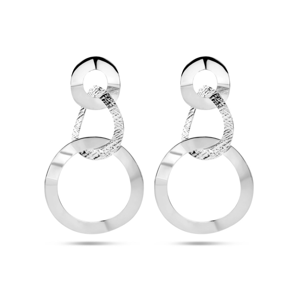 Gerhodineerd 925 zilveren ronde oorhangers. De oorhangers hebben een totale hoogte van 4.8cm en een breedte van 27mm.