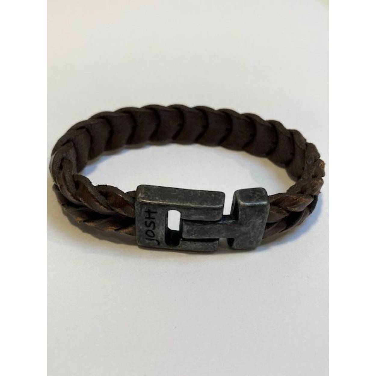 Dit is een prachtige Josh herenarmband gemaakt van metaal en leer. De kleuren van deze armband zijn vintage zwart en bruin. De maat van dit sieraad is M (20 cm).