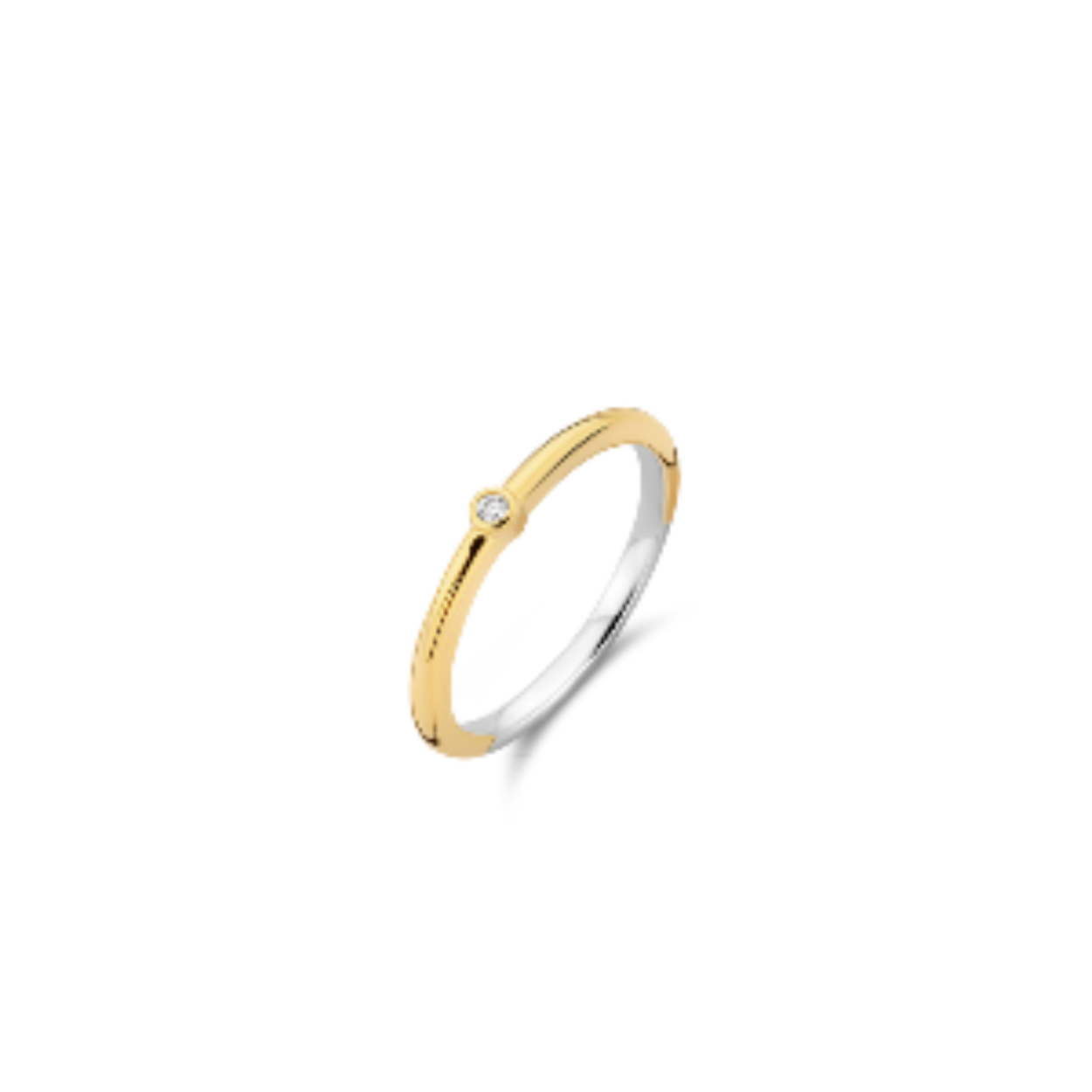 Het pronkstuk van deze TI SENTO – Milano gold-plated zilveren ring 12249ZY is de witte cubic zirconia steen, bevestigd in een sierlijke bezelzetting. De ring is gemaakt van 925 sterling zilver en heeft een laagje rhodium om het te beschermen en de glans te behouden. Dit vernieuwde vintage piece is perfect om als stapelring te dragen, tussen je andere favoriete ringen.