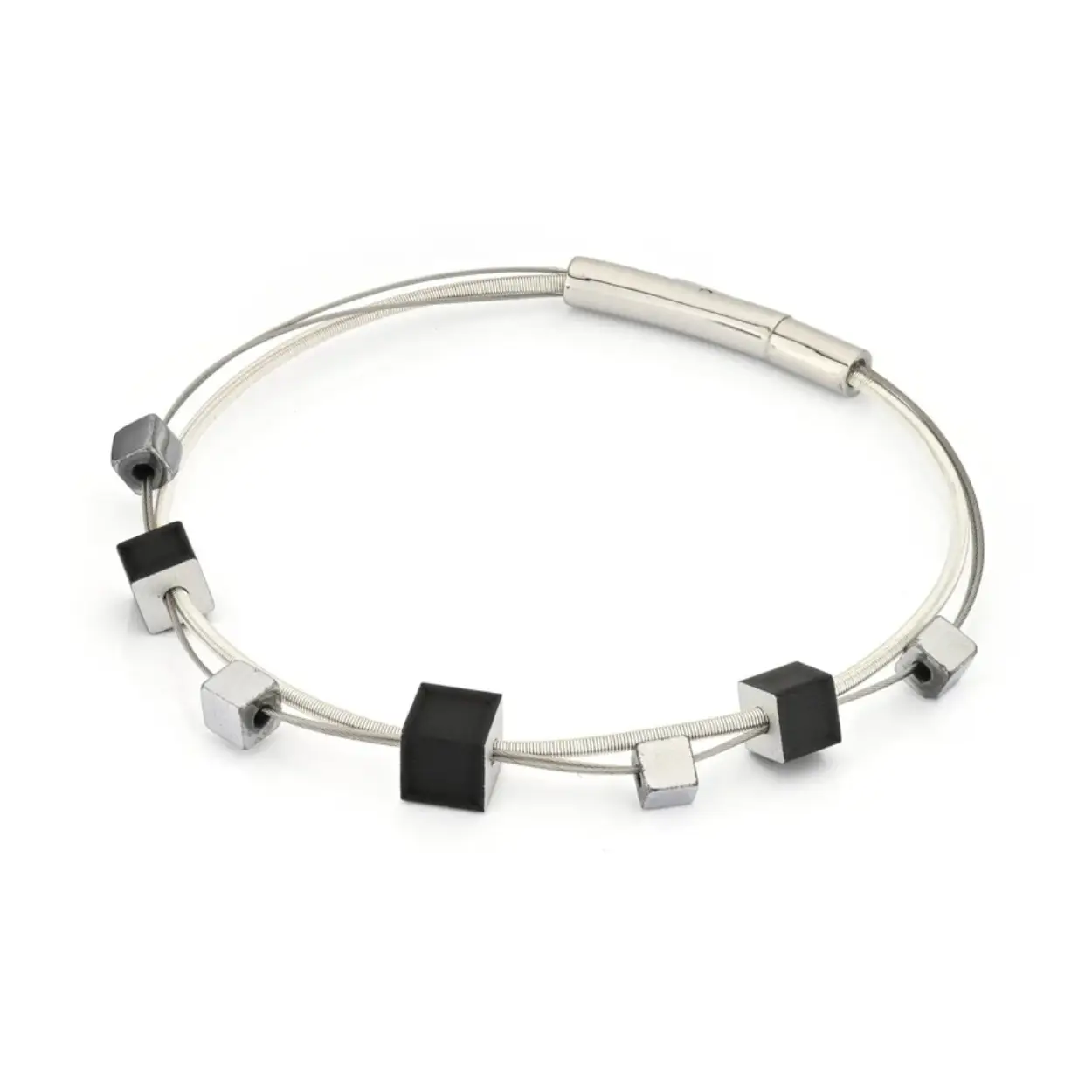 Armband van soepele draden met kleine blokjes en een bajonetsluiting. 

Gemakkelijke Bajonet Sluiting 
Handgemaakt in Nederland
Hypo allergeen
1 Jaar Garantie