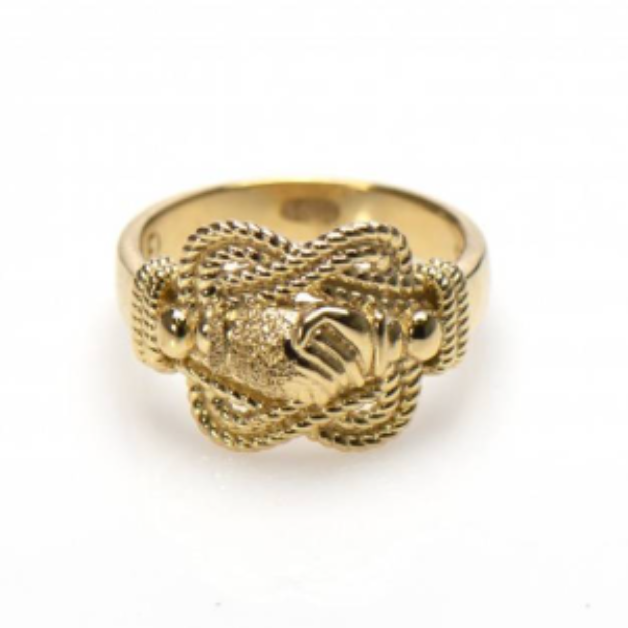 Deze vergulde Surinaamse mattenklopper ring met vriendschapshanden heeft een stijlvol Surinaams design met een goede oog voor de details. Deze Surinaamse mattenklopper ring met vriendschapshanden heeft een culturele betekenis. De linkerhand is gematteerd voor extra glans. 

Onze Surinaamse sieraden zijn bijna allemaal handgemaakt. Daardoor zijn bijna alle Surinaamse sieraden die wij aanbieden uniek!

Zilver verguld met 3 micron 18K goud