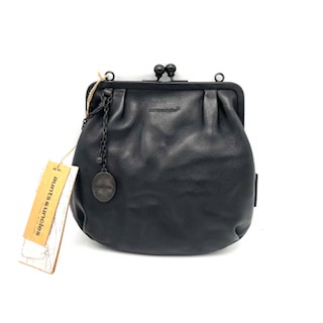 Mrs. Fortune Cookie – Aunts & Uncles

Een stijlvolle verrassing in tasvorm

Mrs. Fortune Cookie is een echte winnaar uit de geliefde Grandma's Luxury Club-collectie van Aunts & Uncles. Deze charmante crossbody tas is gemaakt van hoogwaardig, plantaardig gelooid premium rundleer en valt op door de kenmerkende, licht gekreukelde look.

De tas heeft een nostalgische clip-sluiting en kan zowel als crossbody of als clutch gedragen worden — ideaal voor elke gelegenheid. Binnenin vind je een slim georganiseerd interieur, inclusief een uitneembaar extra tasje, een kaartvakje, een sleutelkoord en een praktische vakverdeling. De vintage ketting met hanger maakt het geheel helemaal af.

Details:

2-in-1: crossbodytas en clutch
Hoofdvak met klassieke clip-sluiting
Ritsvak aan de binnenzijde
Ritsvak aan de achterzijde
Uitneembaar extra tasje
Insteekvak en kaartvak
Sleutelkoord (lanyard)
Afneembare en verstelbare schouderriem
Sierlijke schakelketting met vintage hanger
Specificaties:

Kleur: Black Smoke
Gewicht: ca. 0,39 kg
Inhoud: ca. 2 liter
Afmetingen: ca. 24,5 x 4 x 21 cm
Lengte schouderriem: ca. 75 – 130 cm
Collectie: Grandma’s Luxury Club
Laat je verrassen door het karakter en de charme van Mrs. Fortune Cookie – jouw nieuwe favoriet voor elke dag.