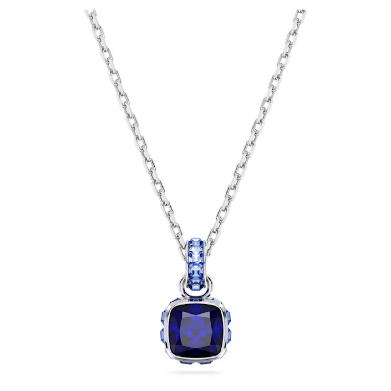 Deze verfijnde hanger is geïnspireerd op de geboortesteen van september. Het sieraad met rhodium toplaag hangt aan een fijne ketting met een schitterende schakel met kristallen en is voorzien van één steen met vierkante slijpvorm in een saffierblauwe kleur, die enthousiasme en blijdschap opwekt en staat voor kennis. Dit betekenisvolle ontwerp is een magisch verjaardagscadeau of kan gedragen worden om een speciale gelegenheid te vieren. Minimale lengte van het collier is 42 cm en maximale lengte is 47 cm.